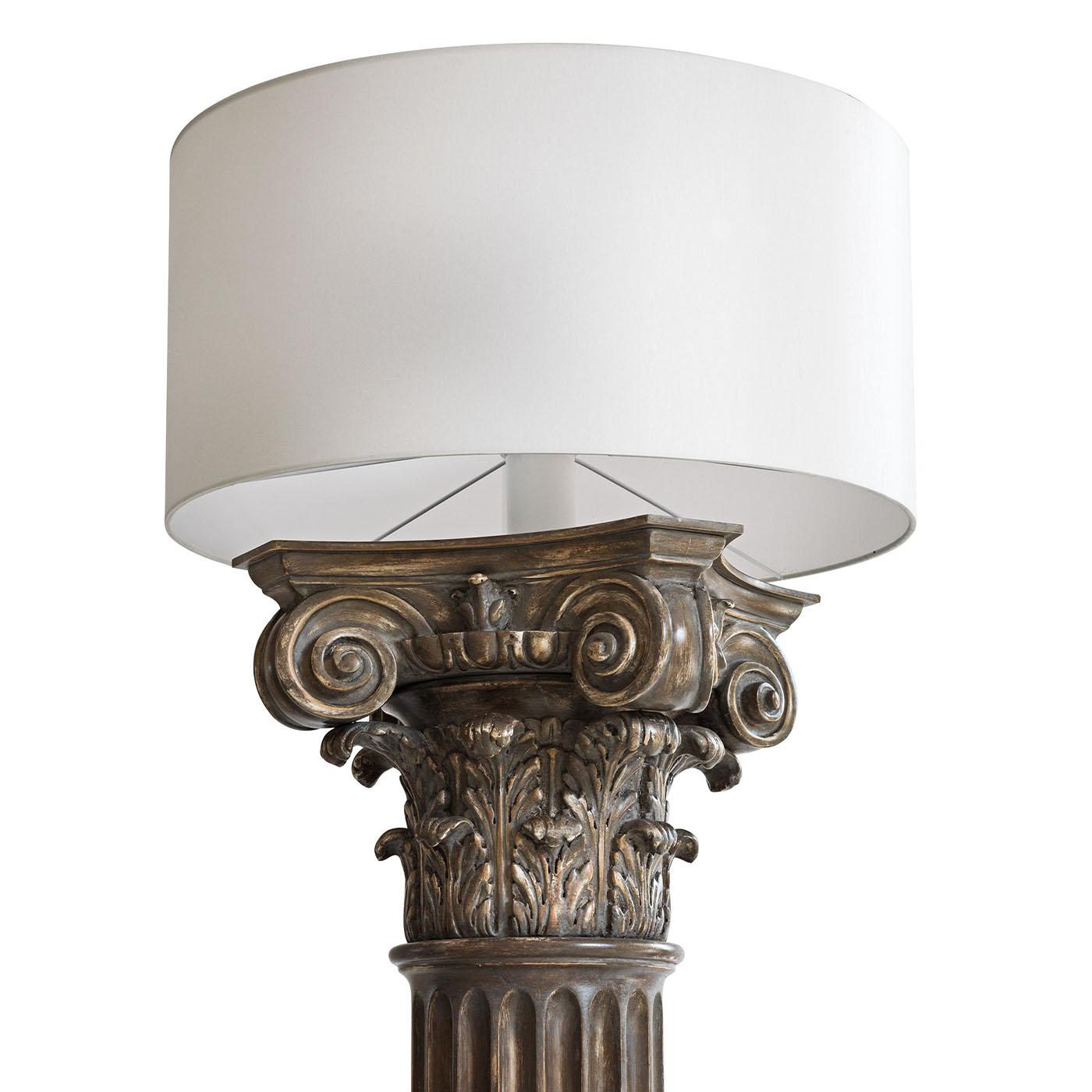 This column lamp, handcrafted from high-quality wood, is perfect for any location and capable of enhancing any decor.