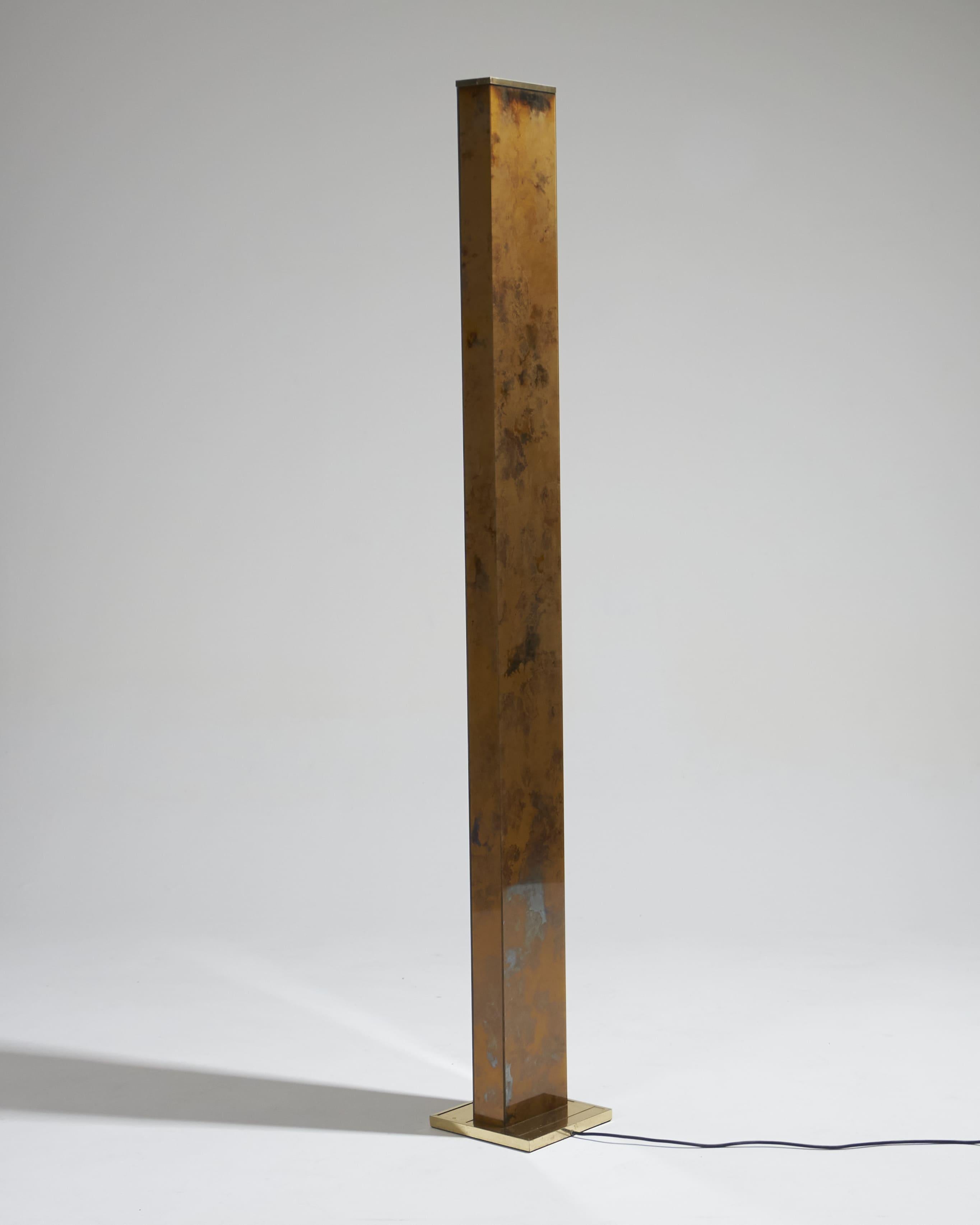 Smoky gold glass column floor lamp with a brass base, designed in the 1970s. Functional, equipped with a foot switch and a halogen bulb. In good condition.
LP5074