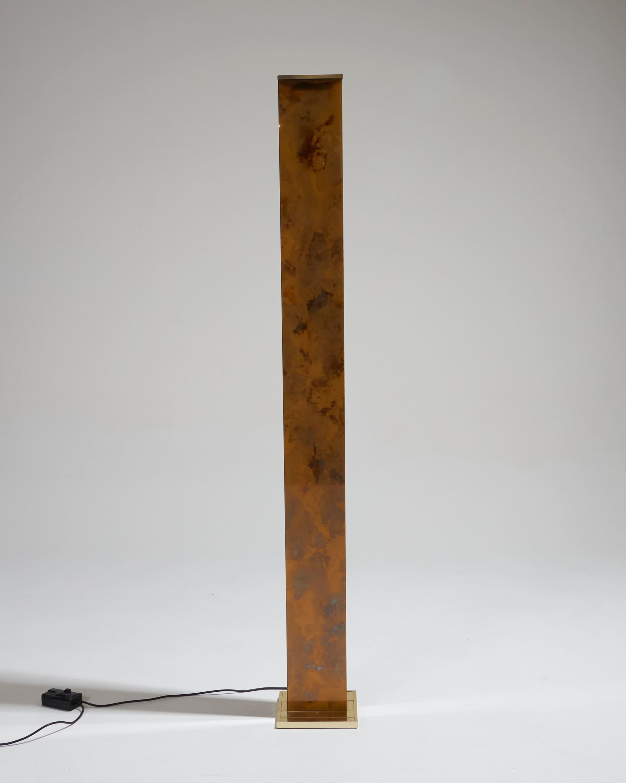 Column floor lamp in glass and brass, 1970s For Sale 1