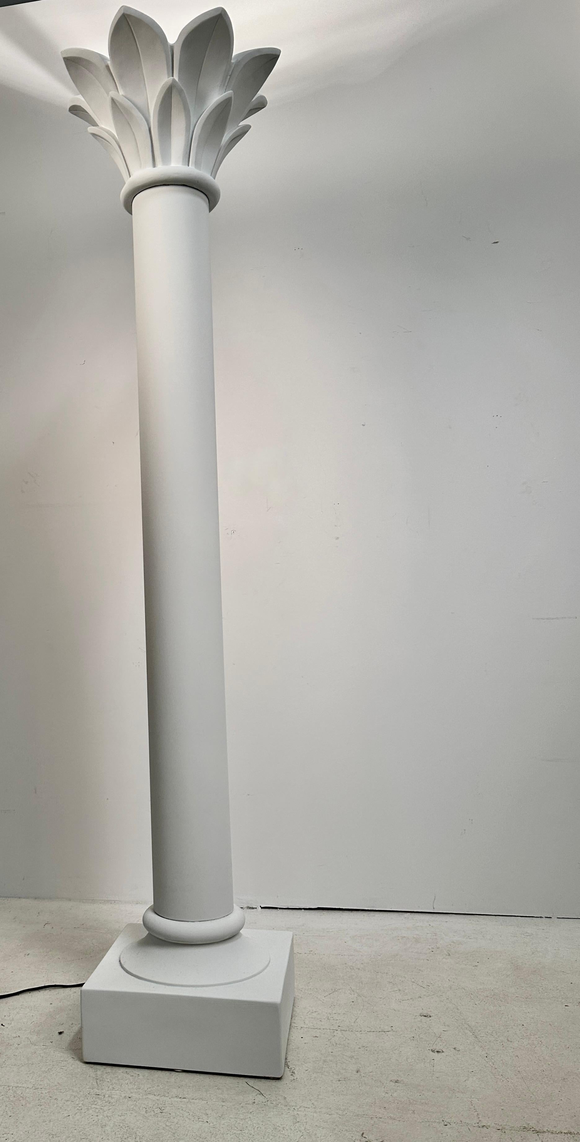 Nouvellement laquée dans une finition plate, semblable à du plâtre, cette torchère à colonne a une allure architecturale.  Comprend une lampe halogène avec un variateur d'intensité à pied. La base lourdement lestée rend la lampe très stable. 