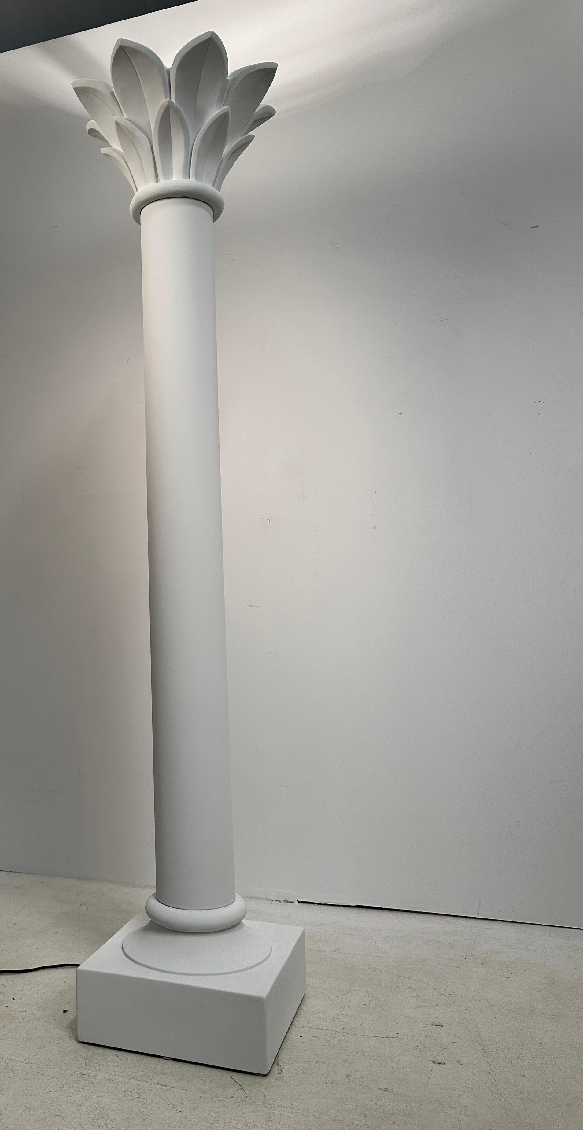 Postmoderne Lampadaire torchère en forme de colonne avec corniche de palmier, États-Unis vers 1980 en vente