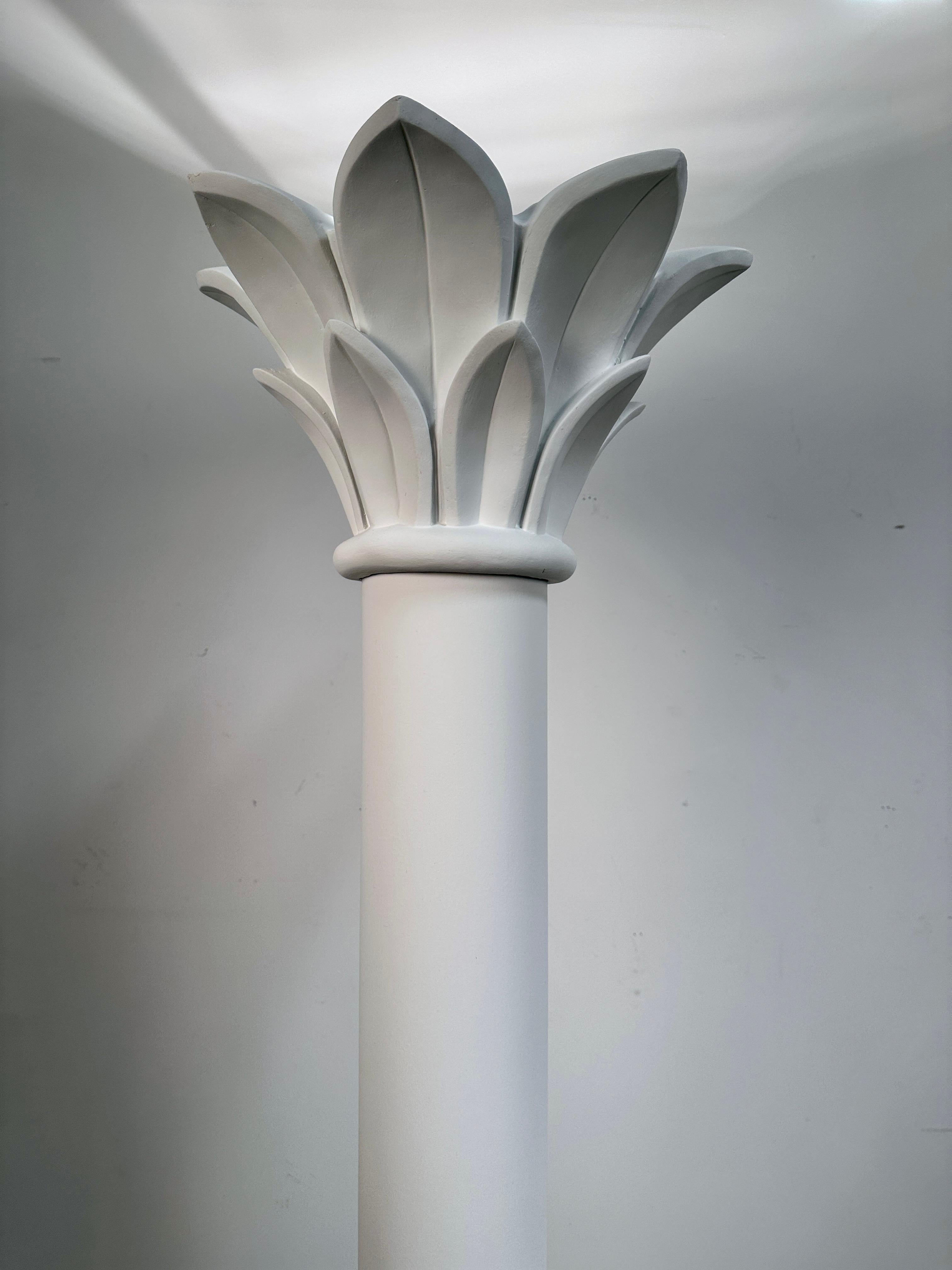 Américain Lampadaire torchère en forme de colonne avec corniche de palmier, États-Unis vers 1980 en vente