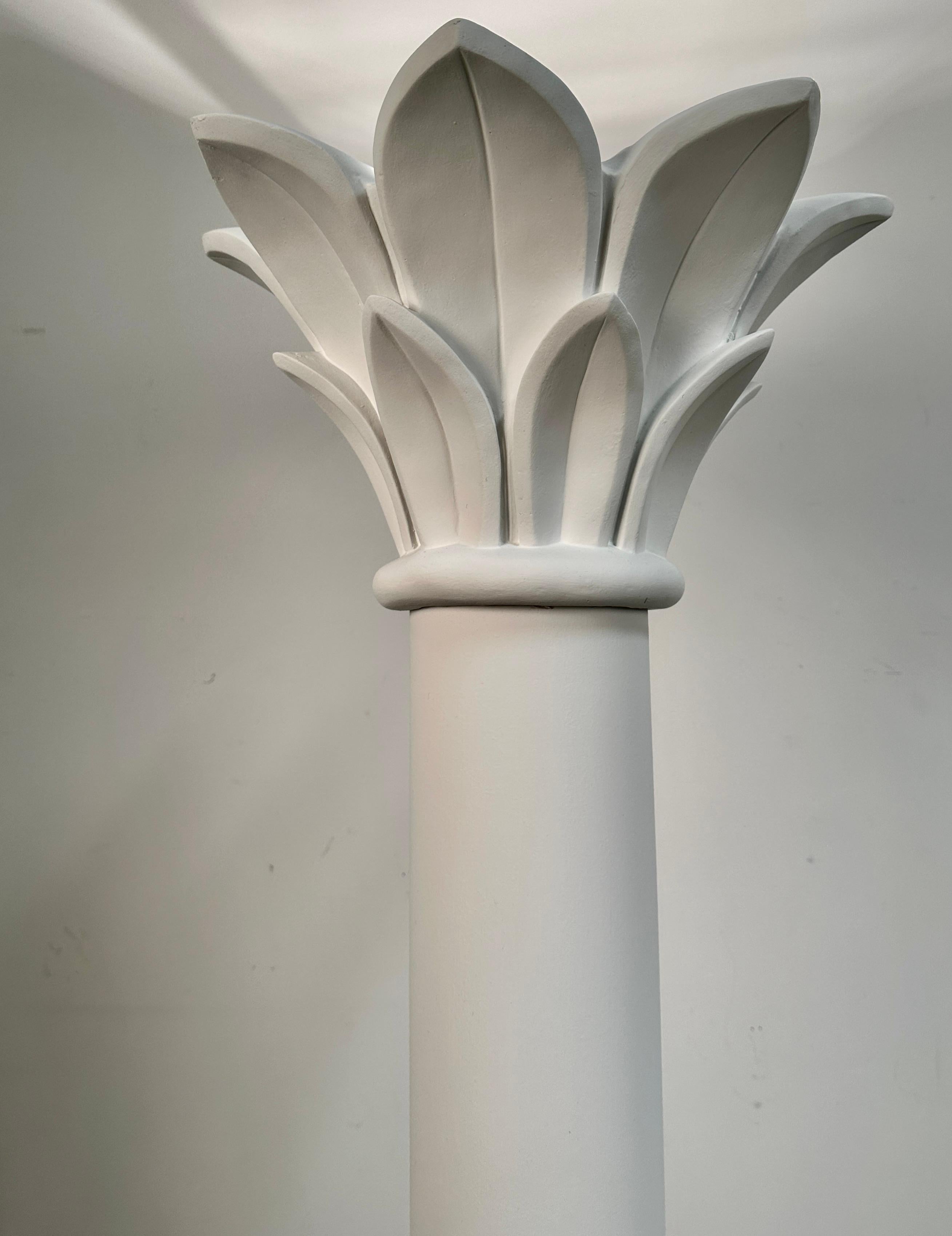 Laqué Lampadaire torchère en forme de colonne avec corniche de palmier, États-Unis vers 1980 en vente