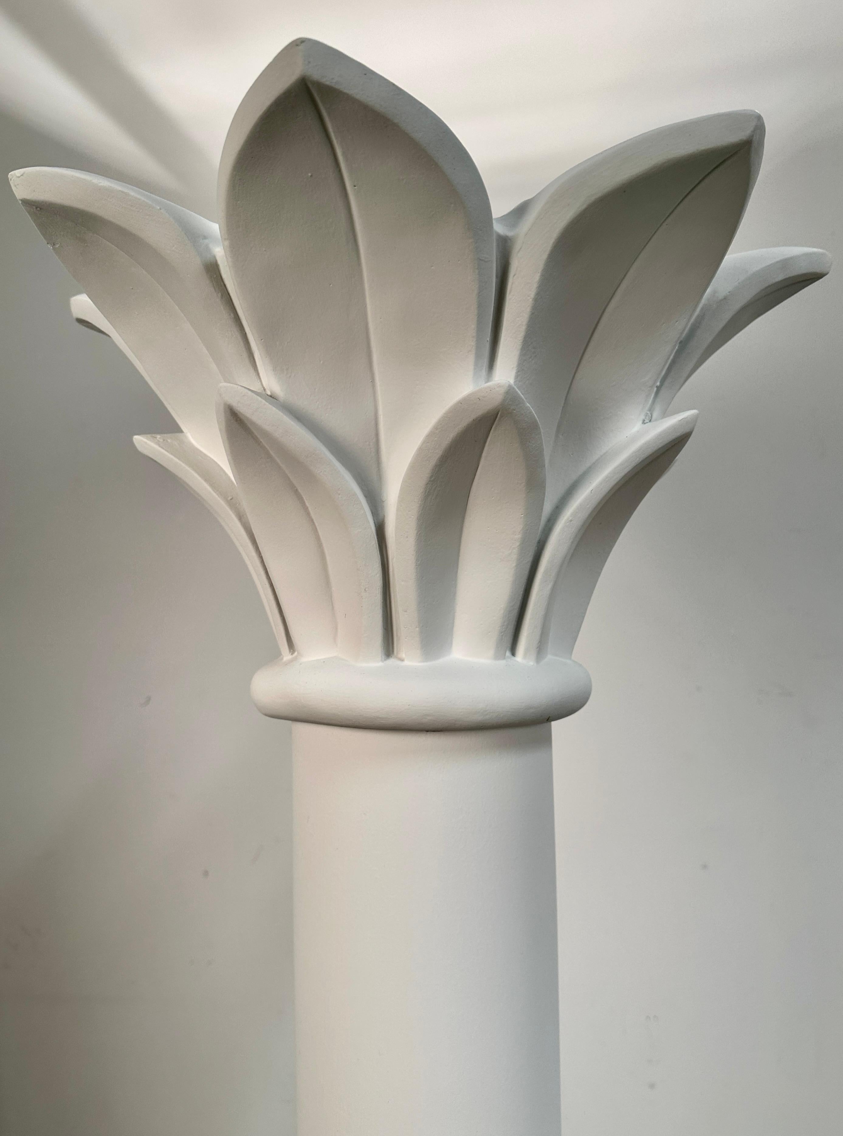 Lampadaire torchère en forme de colonne avec corniche de palmier, États-Unis vers 1980 Bon état - En vente à Norwalk, CT