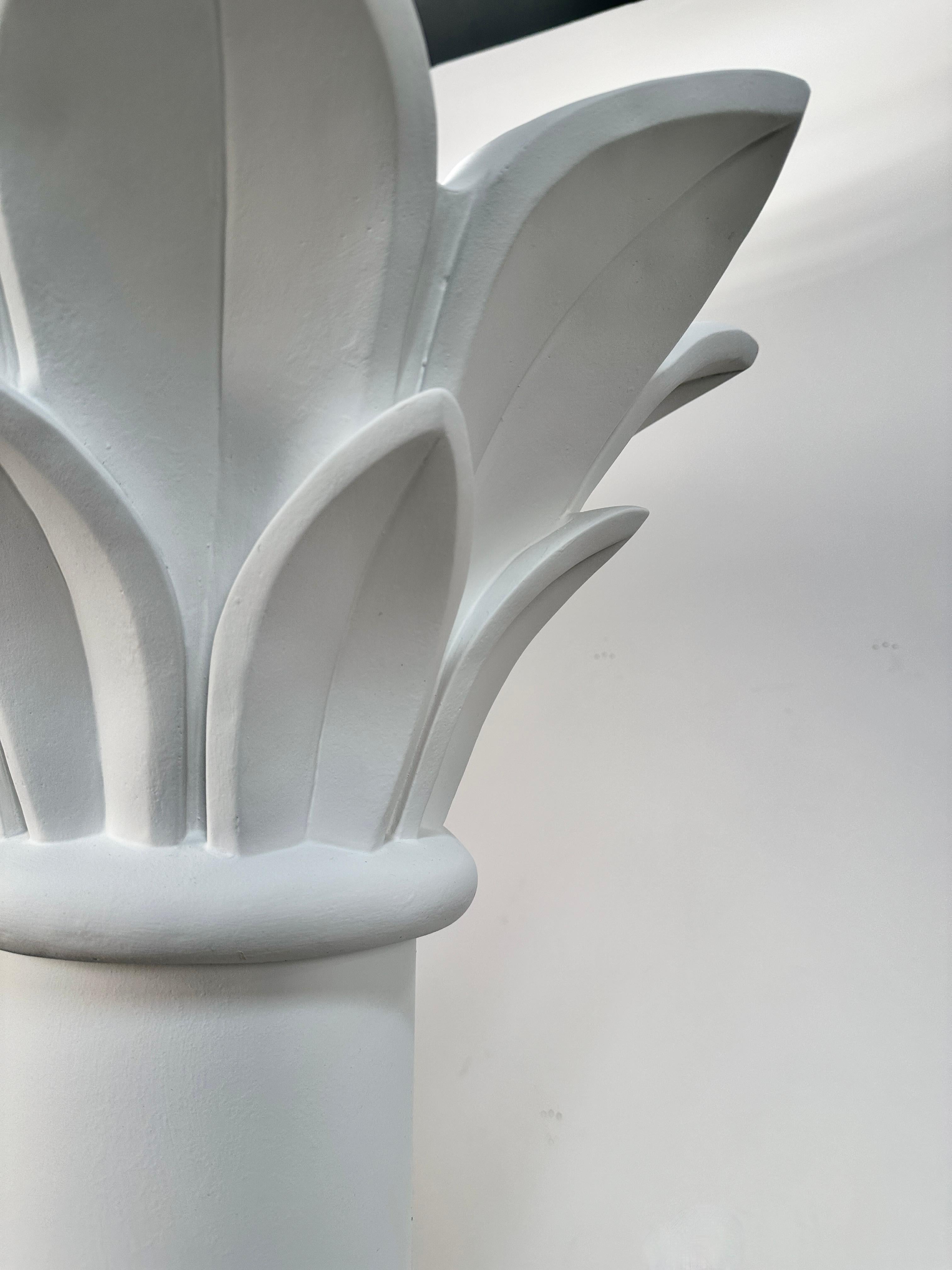 Fin du 20e siècle Lampadaire torchère en forme de colonne avec corniche de palmier, États-Unis vers 1980 en vente
