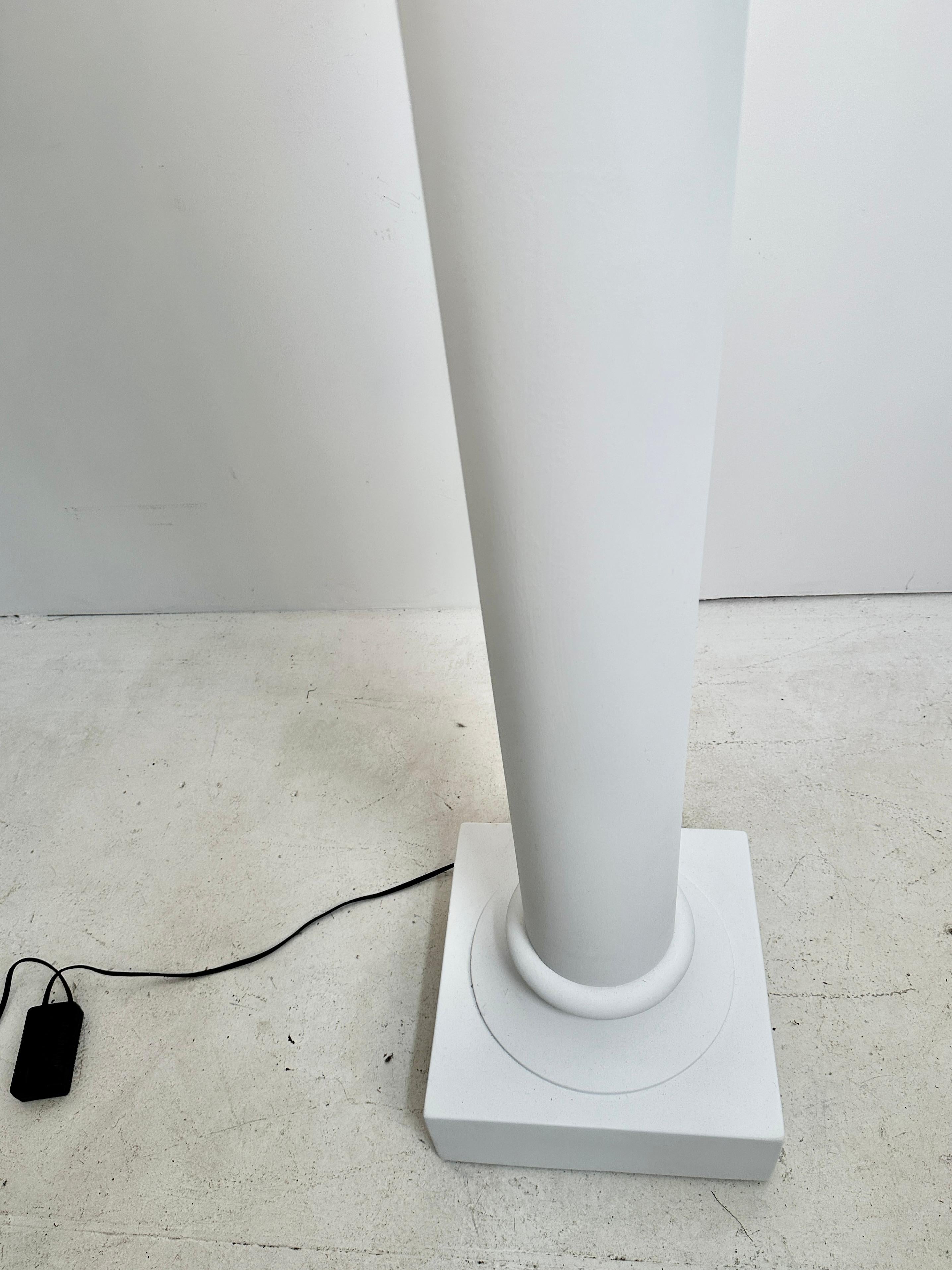 Composition Lampadaire torchère en forme de colonne avec corniche de palmier, États-Unis vers 1980 en vente