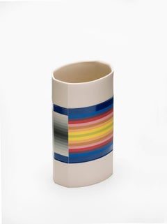 Vase aus farbigem Porzellan der Säulen III.-Periode von Peter Pincus