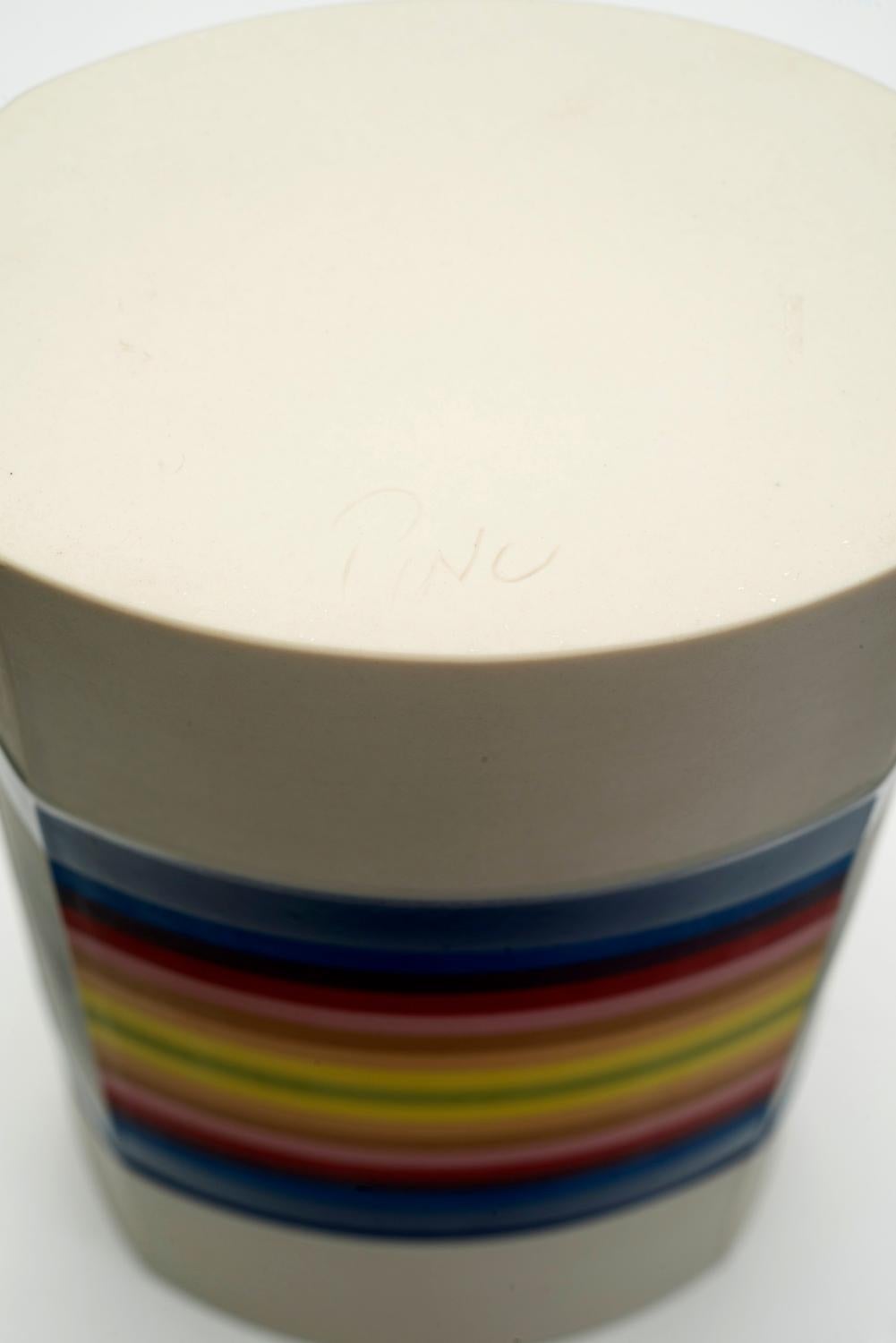 Vase aus farbigem Porzellan der Säulen III.-Periode von Peter Pincus im Angebot 1