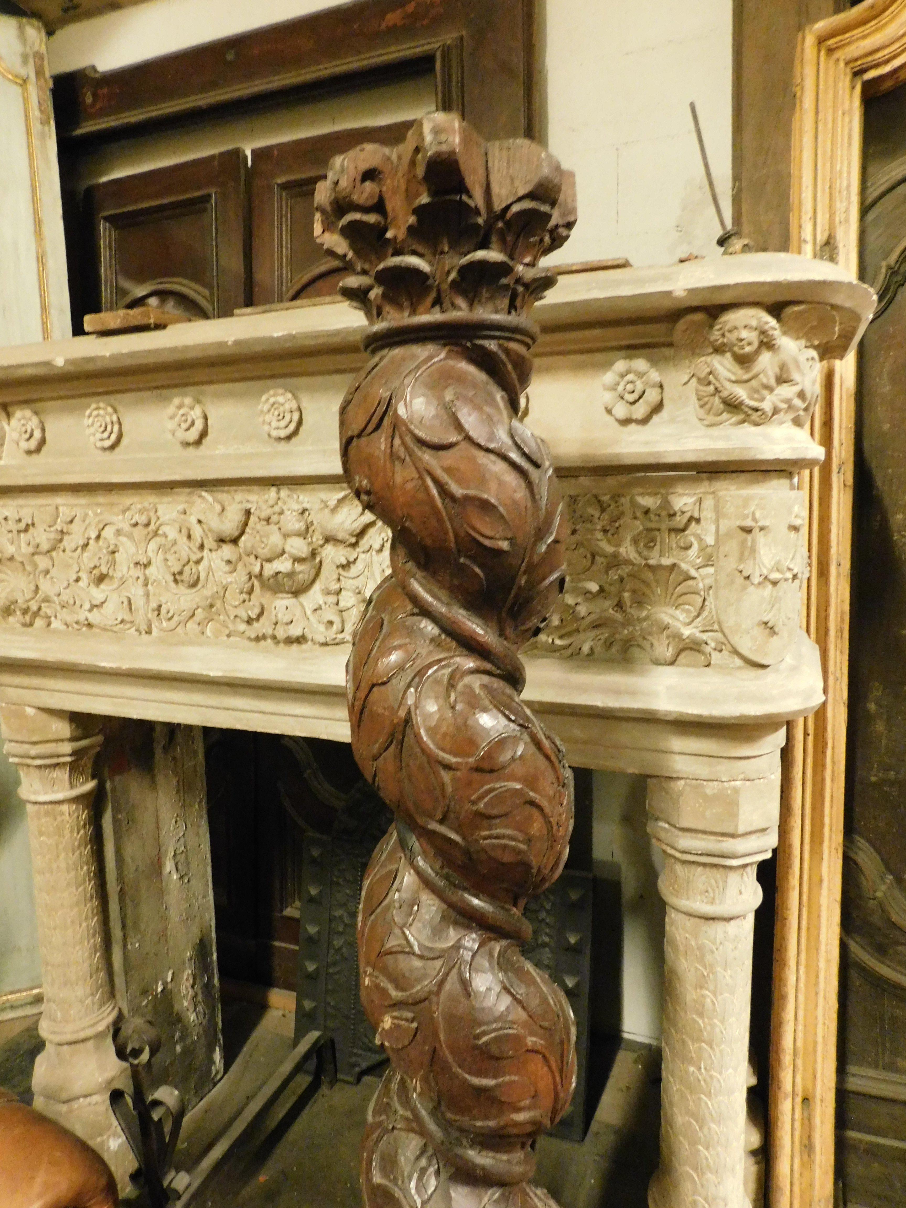 Column in dark brown walnut wood, hand-sculpted with a twisted shape, Italy In Good Condition For Sale In Cuneo, Italy (CN)