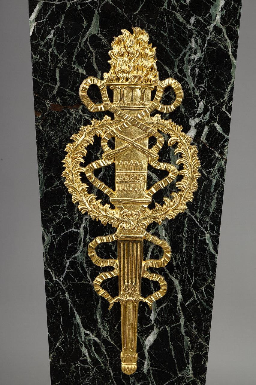 Säule aus grünem Marmorfurnier und vergoldeter Bronzedekoration, Empire-Stil im Angebot 3