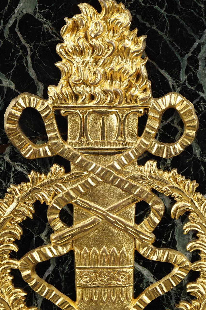 Säule aus grünem Marmorfurnier und vergoldeter Bronzedekoration, Empire-Stil im Angebot 4