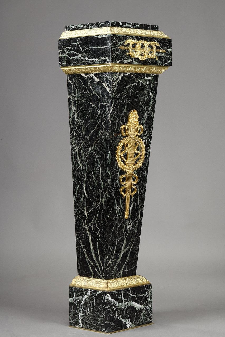 Français Columne en placage de marbre vert et décoration en bronze doré, style Empire  en vente