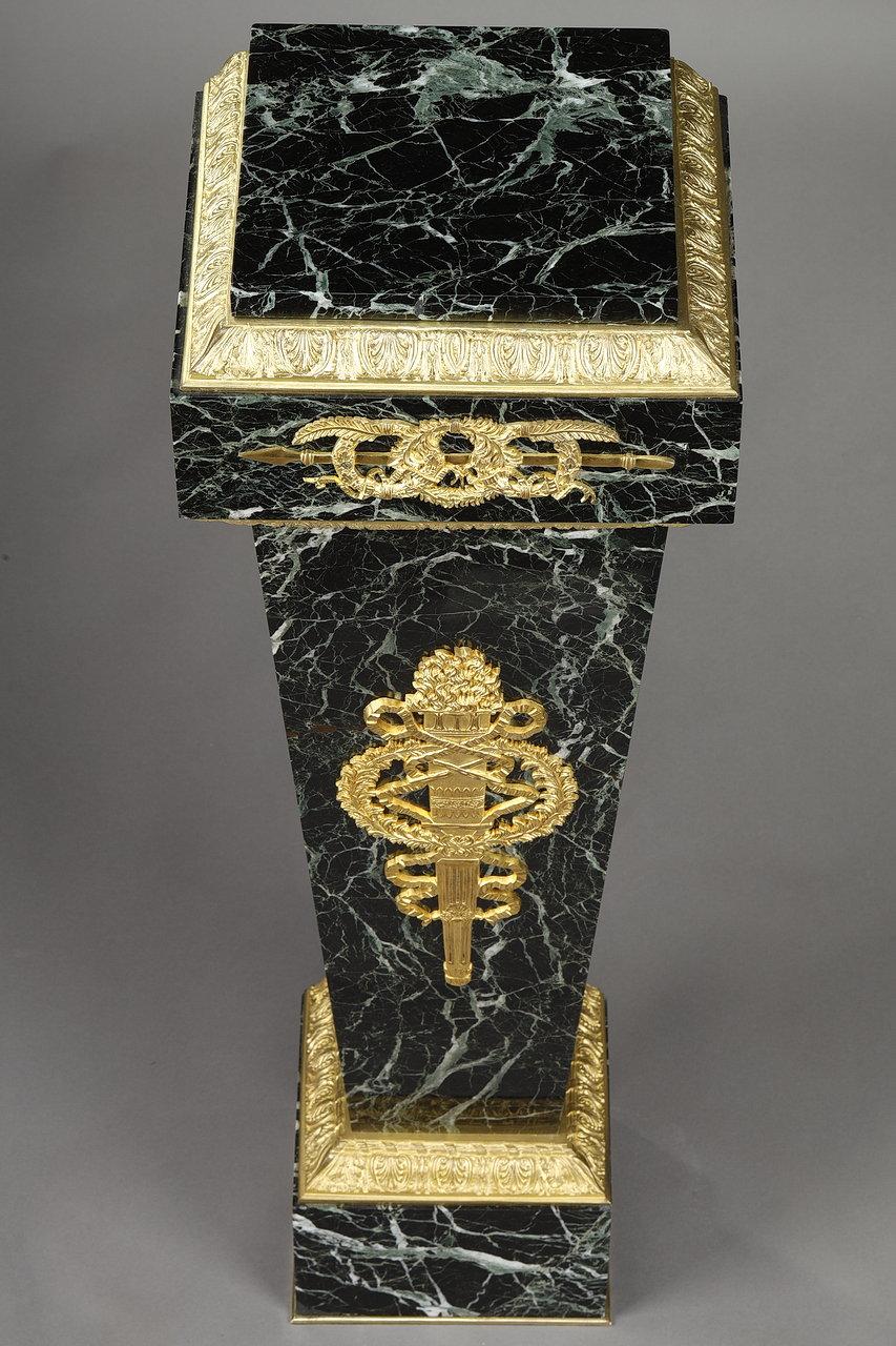 Column in Green Marble Veneer and Gilt Bronze Decoration, Empire Style In Good Condition For Sale In Paris, FR
