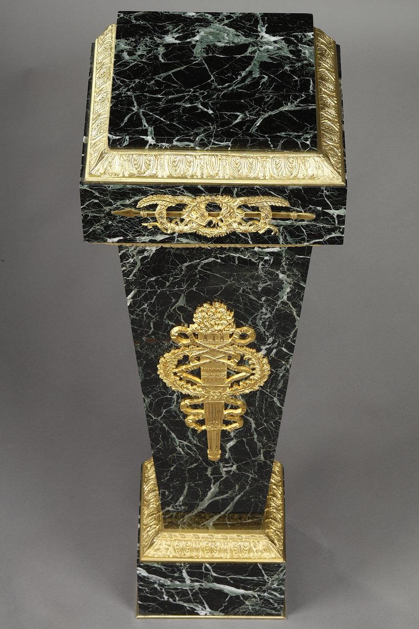 Säule aus grünem Marmorfurnier und vergoldeter Bronzedekoration, Empire-Stil (19. Jahrhundert) im Angebot