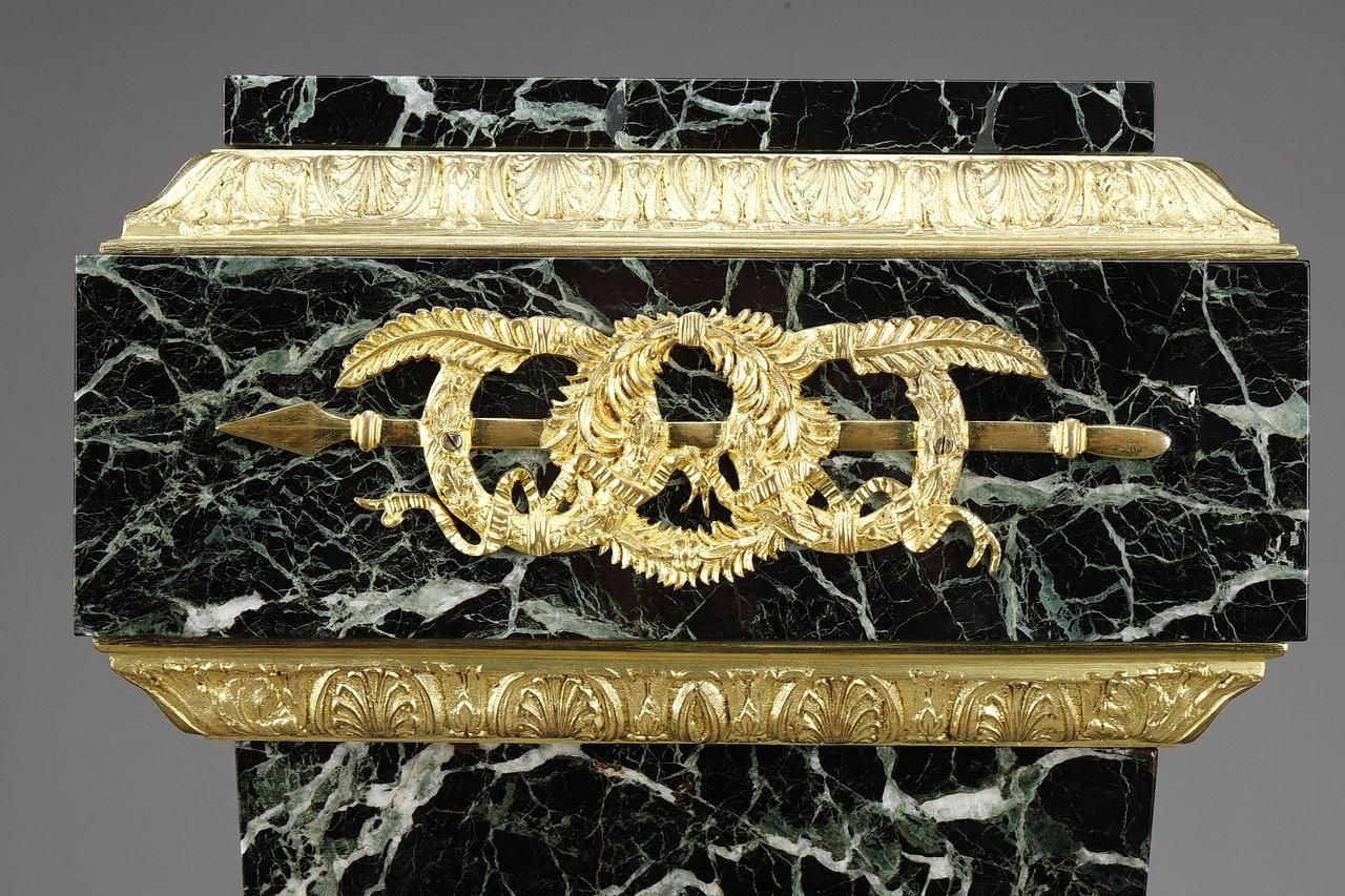 Säule aus grünem Marmorfurnier und vergoldeter Bronzedekoration, Empire-Stil im Angebot 1