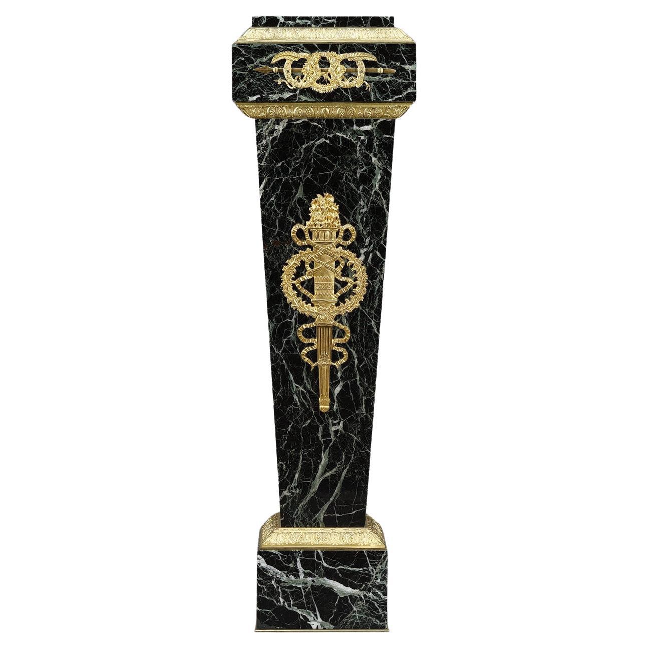 Säule aus grünem Marmorfurnier und vergoldeter Bronzedekoration, Empire-Stil im Angebot