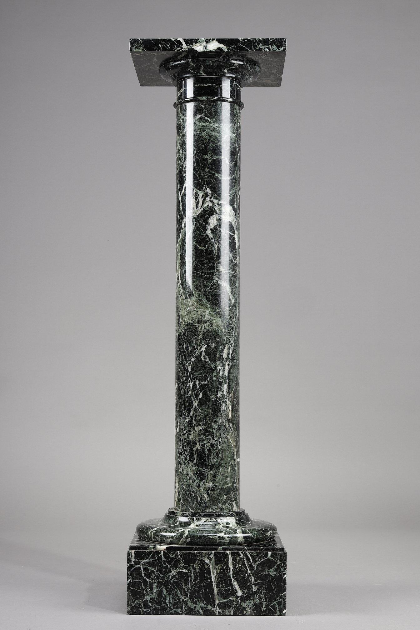 Colonne de présentation en marbre vert de mer avec un fût cylindrique surmonté d'un sommet carré de 30/30 cm, reposant sur une base carrée.

