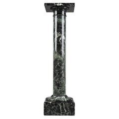 Säule aus Vert de Mer-Marmor