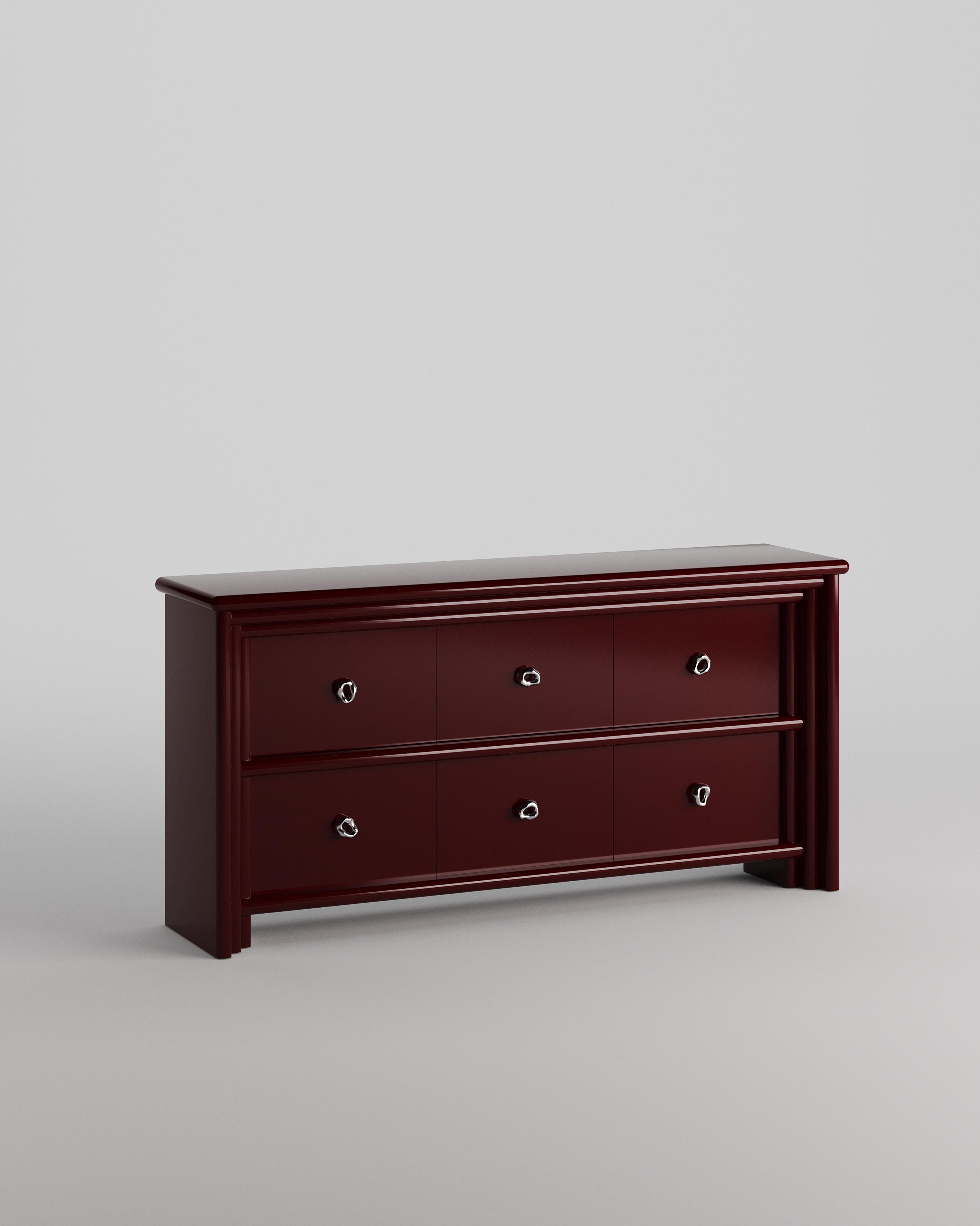 Mobiletto laccato a colonne di Tuğçe Geyik
Dimensioni: D 45 x L 180 x H 88 cm. 
Materiali: Laccato.

Tuğçe Geyik è un architetto e designer di Istanbul. Ha studiato presso l'Università Tecnica di Yildiz, Dipartimento di Architettura. Ha iniziato la