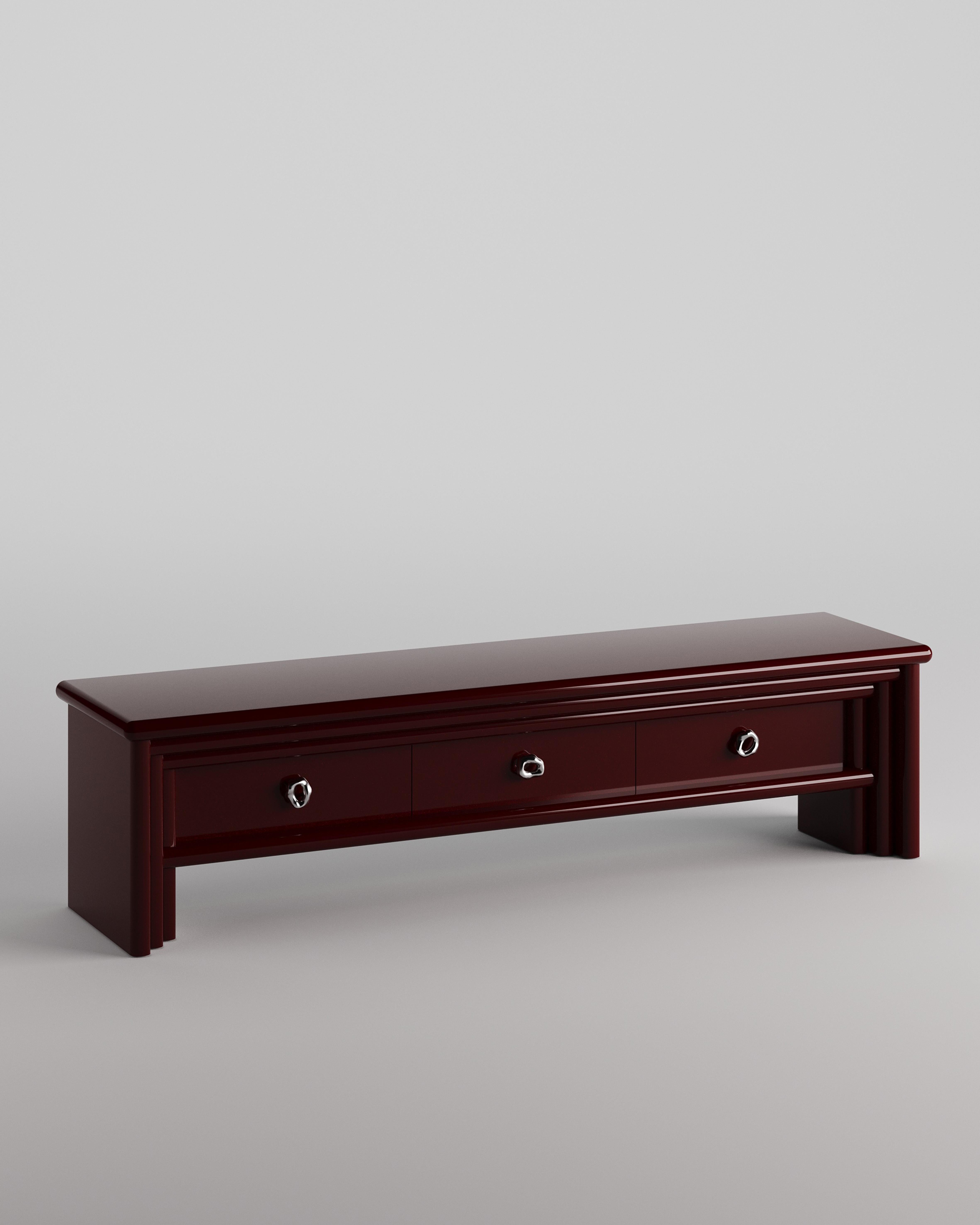 Lackierter Säulenunterschrank von Tuğçe Geyik
Abmessungen: T 45 x B 180 x H 45cm. 
MATERIALIEN: Lack.

Tuğçe Geyik ist eine in Istanbul ansässige Architektin und Designerin. Sie studierte an der Technischen Universität Yildiz, Fakultät für