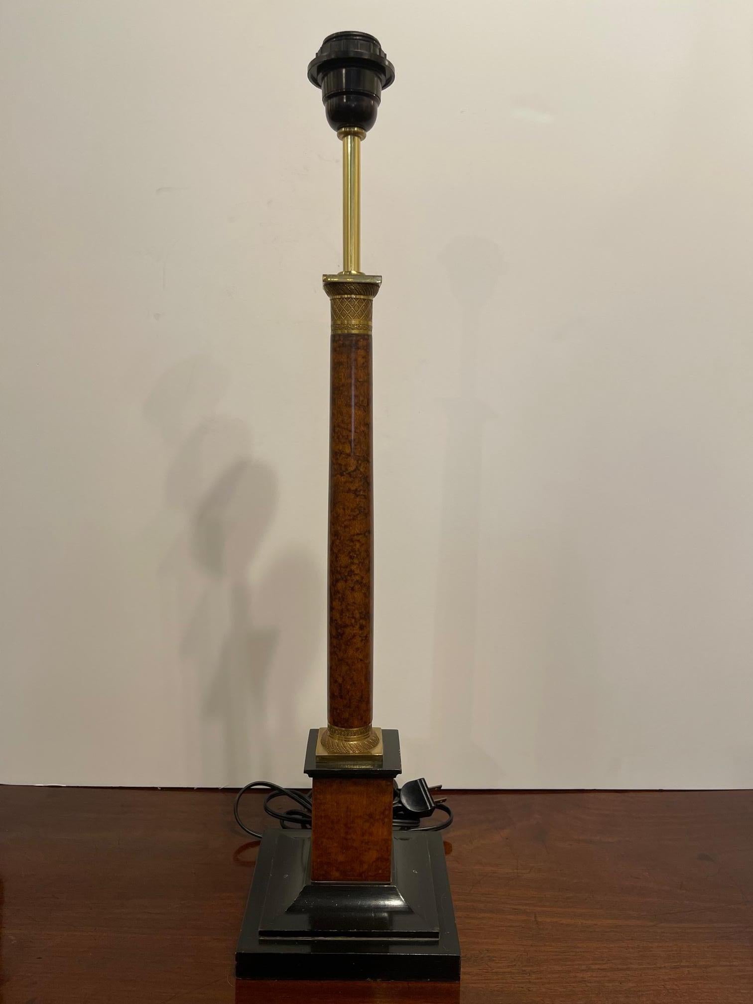 Column lamp on a wood base and brass decorative fittings, 20th century.