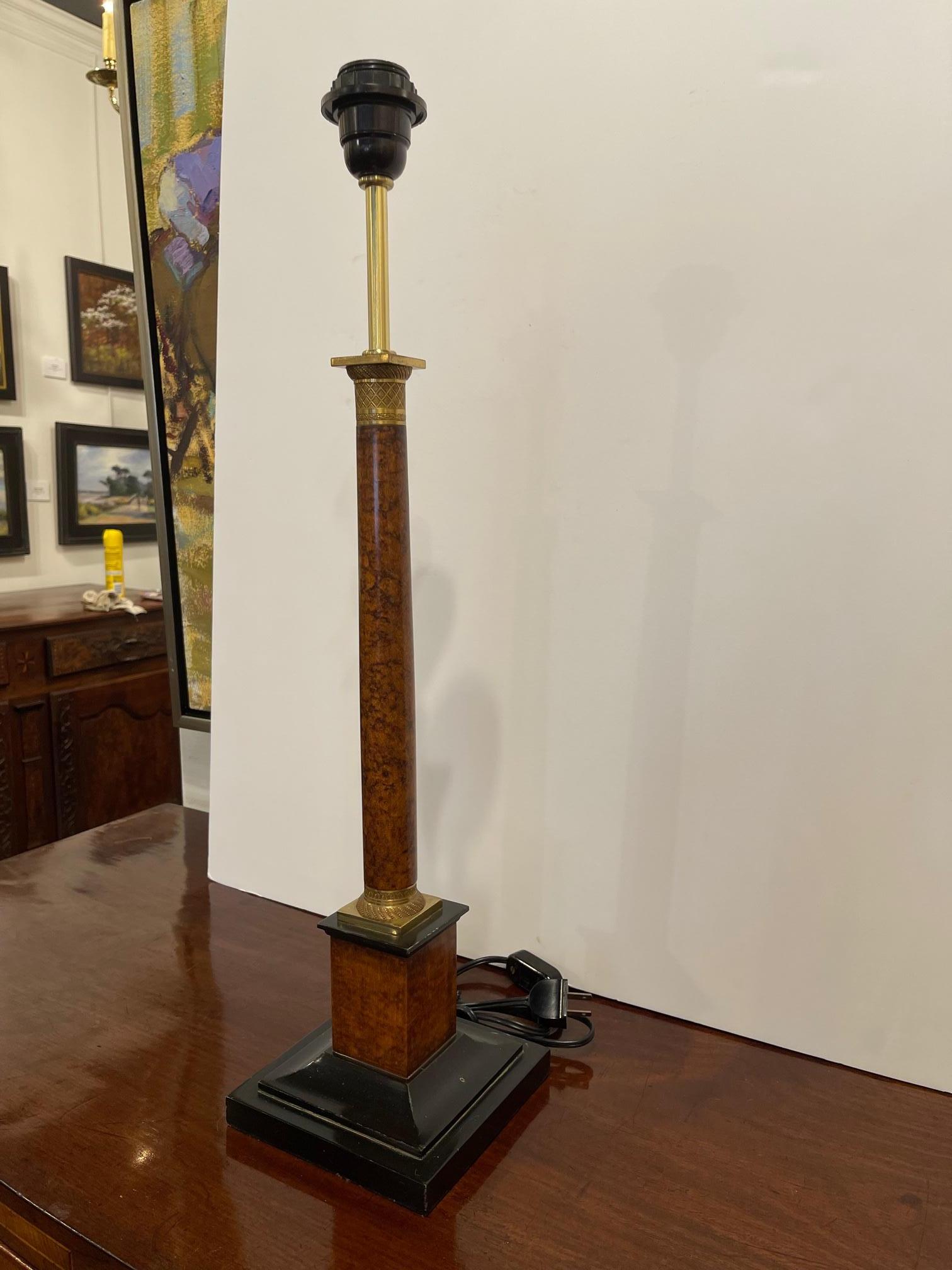 Américain Lampe colonne sur une base en bois et accessoires décoratifs en laiton, 20e siècle en vente