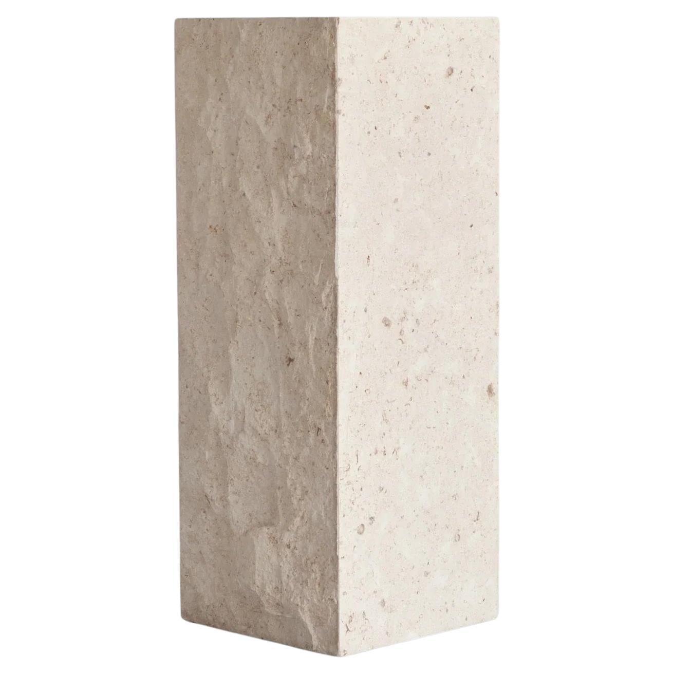 Colonne, gaine en pierre calcaire, œuvre contemporaine.