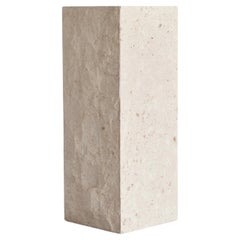 Colonne, gaine en pierre calcaire, œuvre contemporaine.