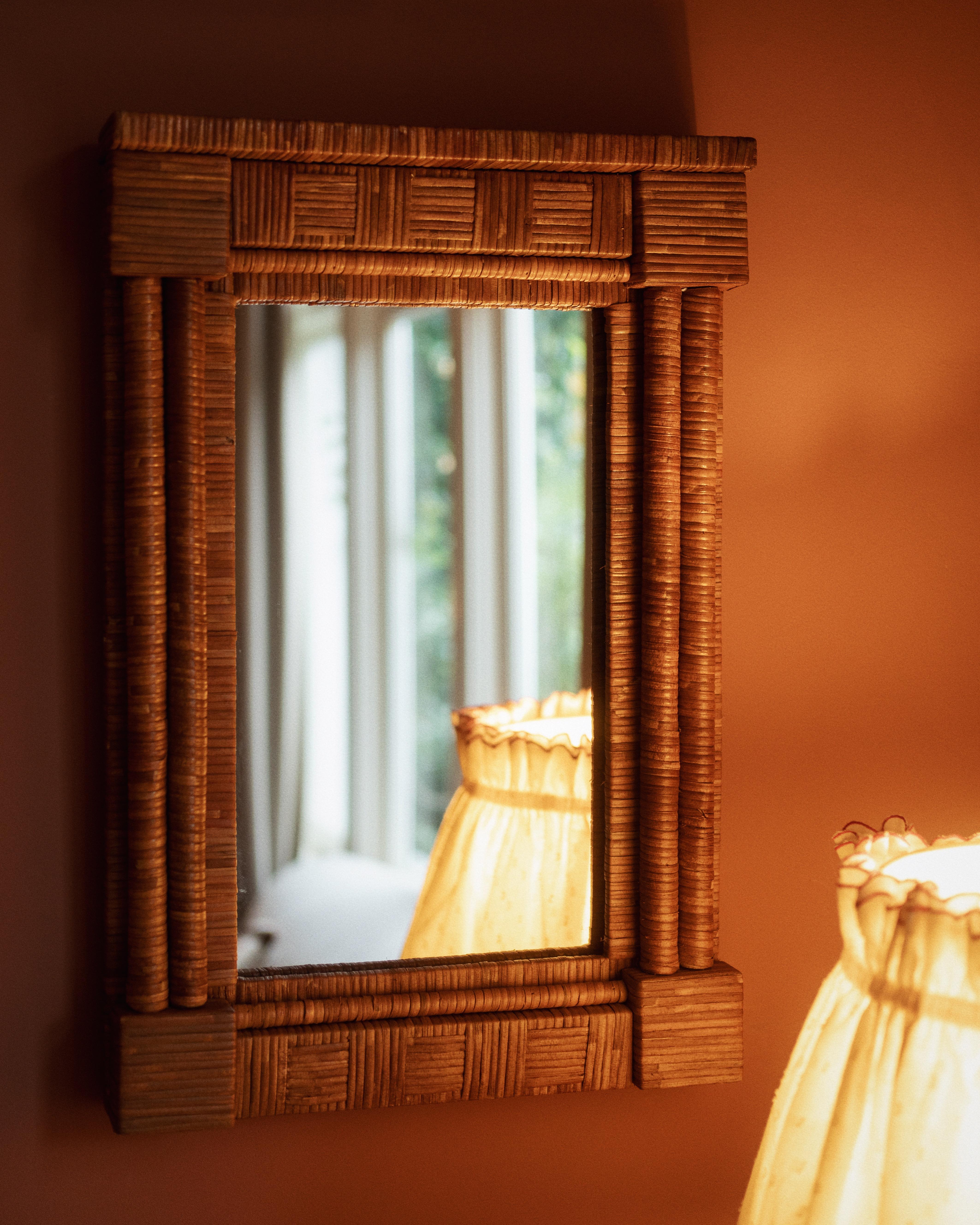 Cet élégant miroir fait à la main et doté de colonnes en rotin est disponible en deux tailles différentes - normale et pleine longueur - et serait du plus bel effet dans toutes les pièces de la maison, de l'entrée à la chambre à coucher, en passant