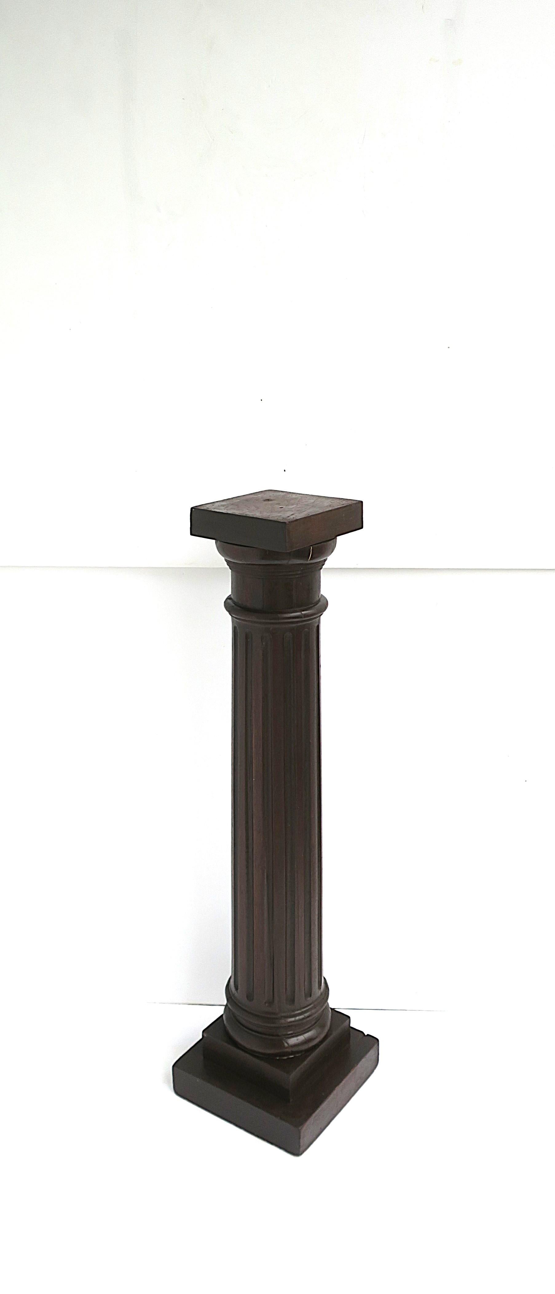 Néoclassique Piédestal de colonne de style néoclassique en vente