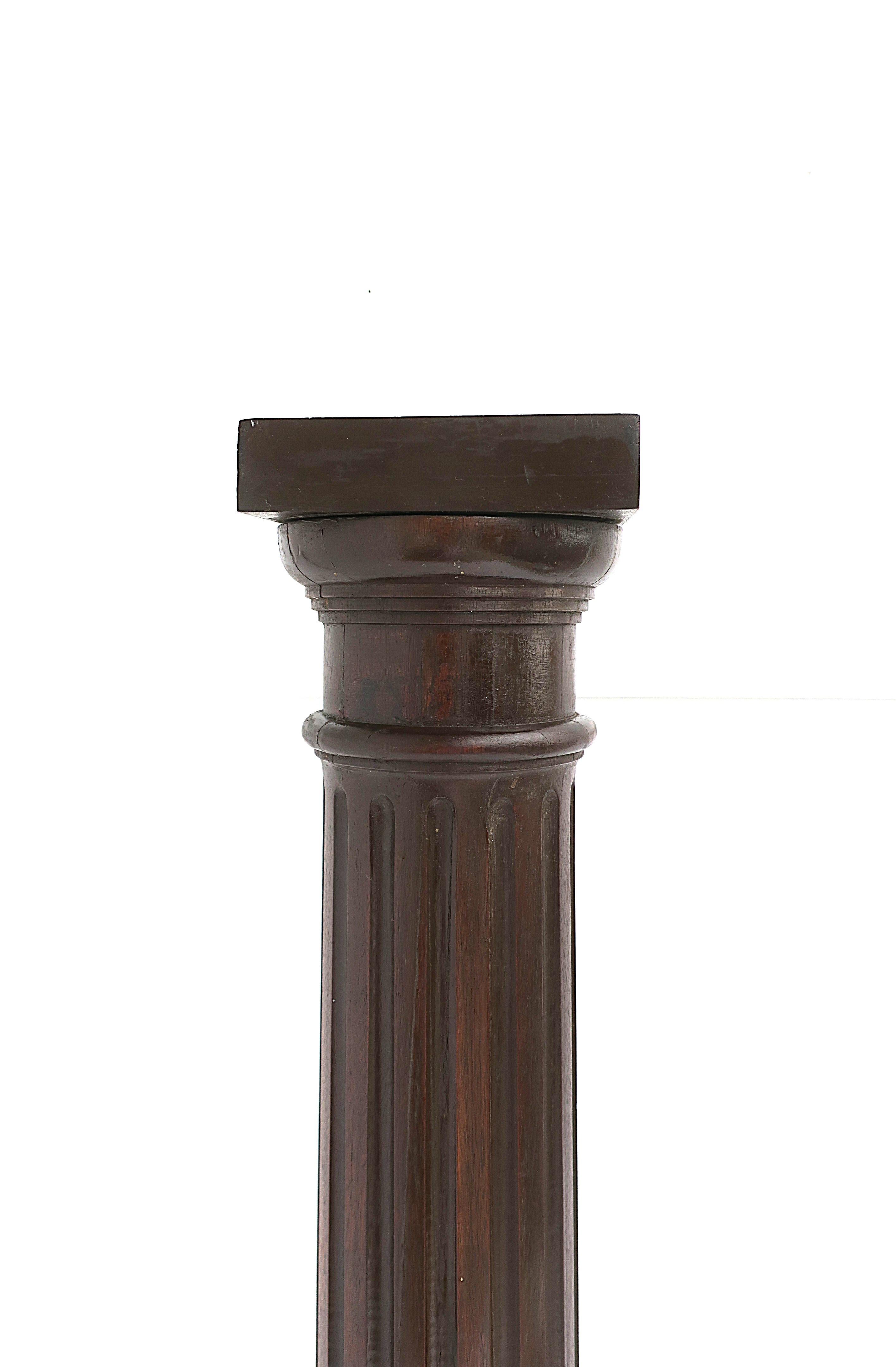 Peint Piédestal de colonne de style néoclassique en vente
