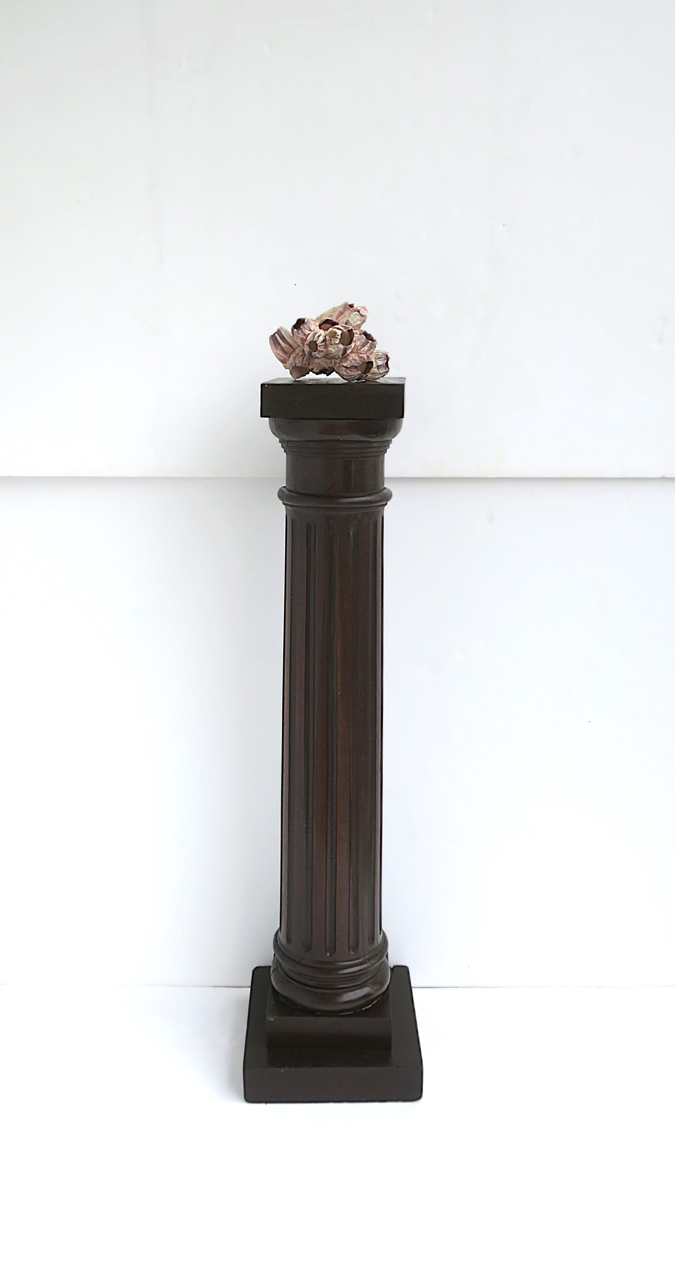 Bois Piédestal de colonne de style néoclassique en vente