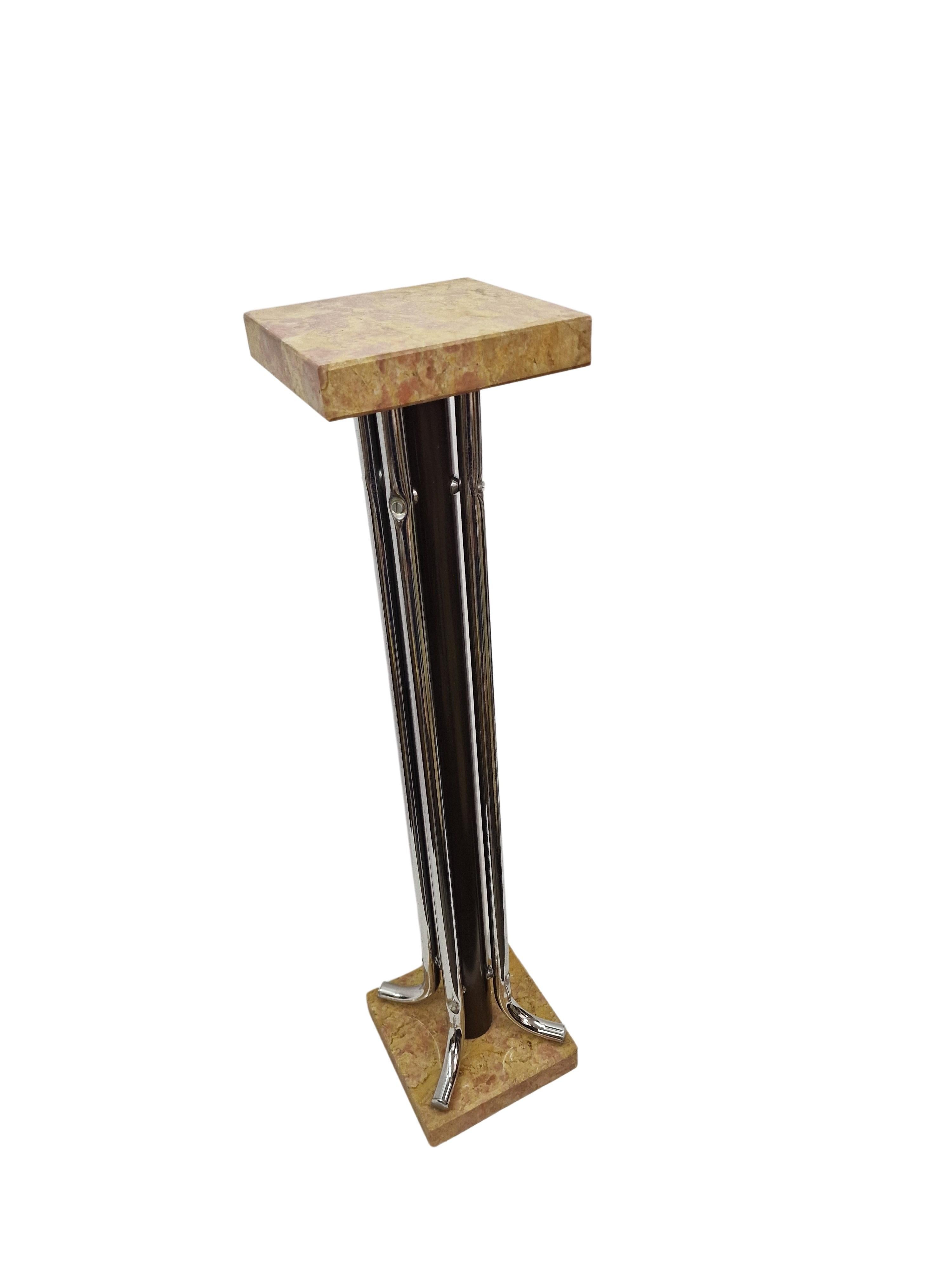 Columna de mármol extraordinariamente clásica y estricta, con una sección central de acero tubular y elementos cromados. El pedestal se fabricó en Italia a mediados de siglo, hacia 1940.

La columna es maciza y se alza sobre una base de mármol de