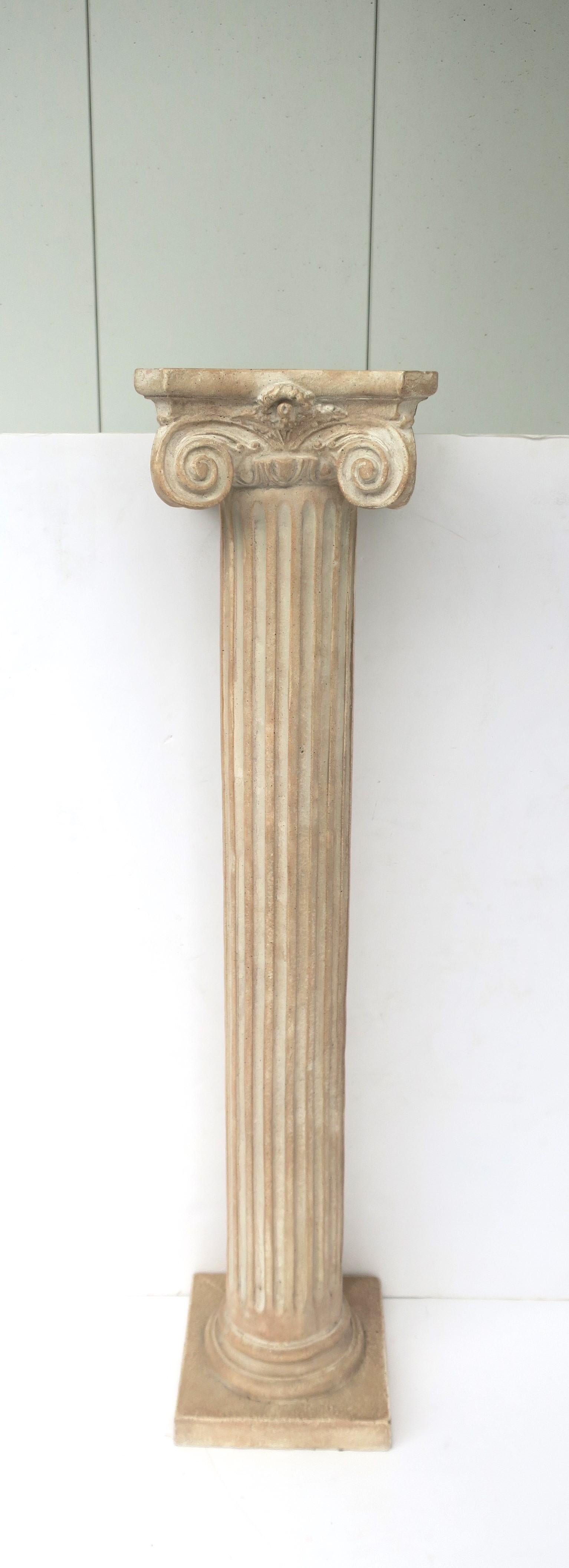 Piédestal à colonne ionique avec pilier cannelé et base carrée dans le style néoclassique gréco-romain, vers la fin du XXe siècle, 1982. La colonne a un poids agréable ; elle est conçue à partir d'un matériau composite qui ressemble à de la pierre.