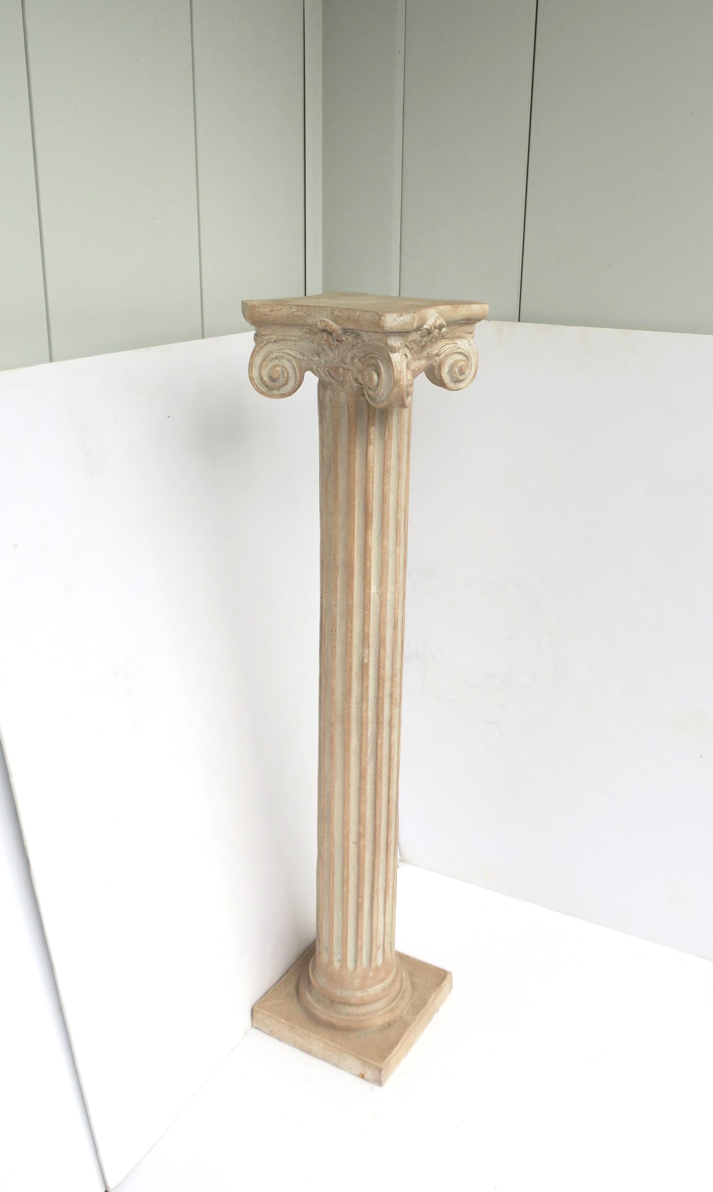 Américain Colonne The Pedestal Pillar Stand Forme ionique Style néoclassique en vente