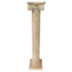 Colonna con piedistallo, pilastro in stile Neoclassico