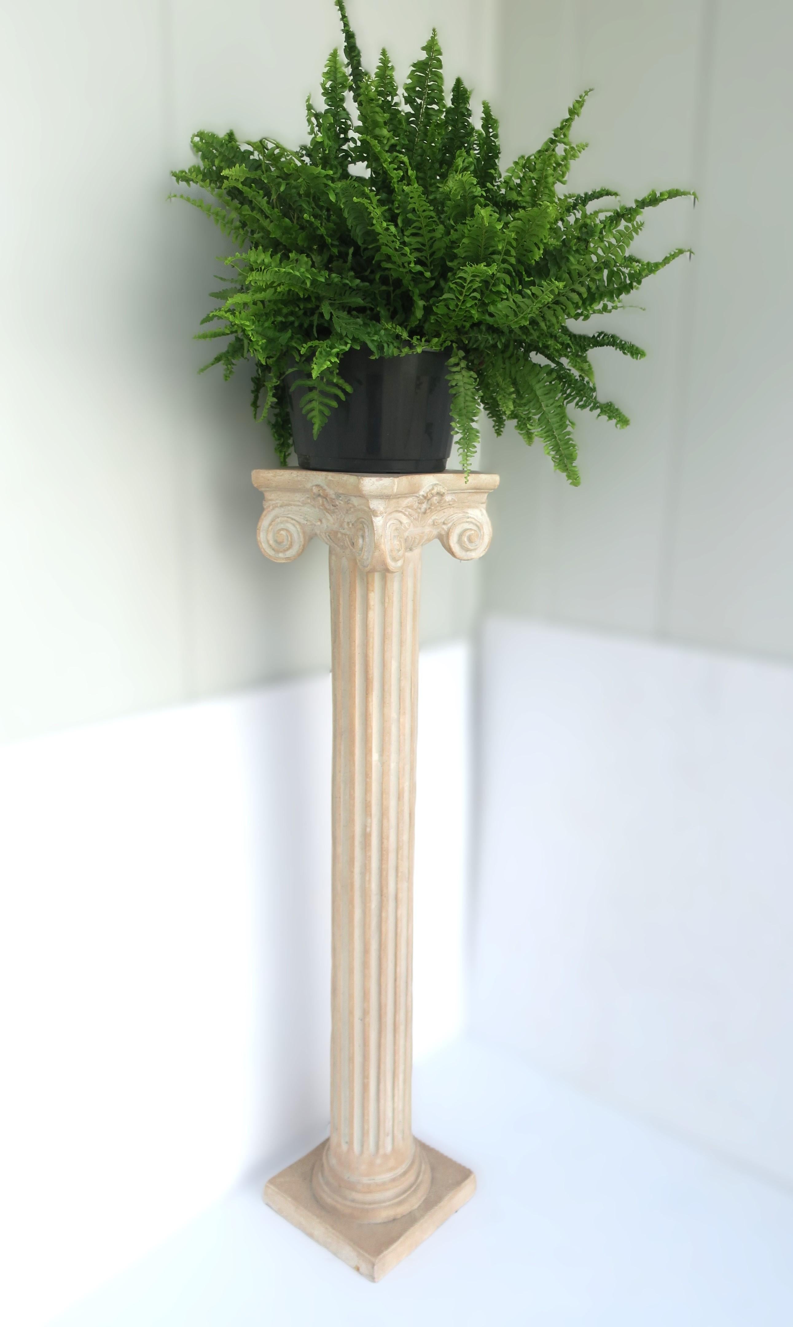 Column Pedestal Pillar Stand Neoclassical Style In Good Condition For Sale In New York, NY