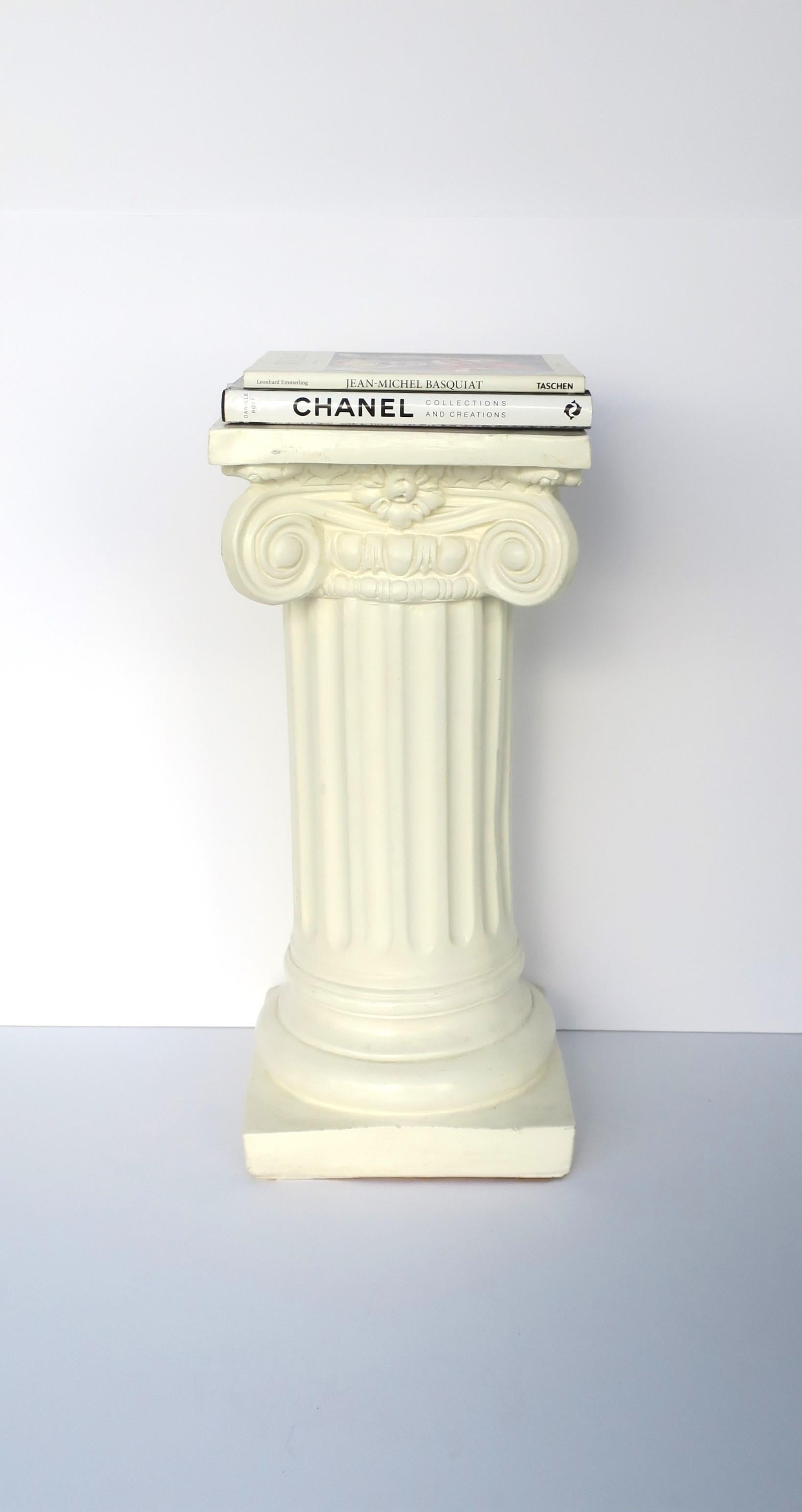 Néoclassique Colonne Pedestal Pilier Stand en plâtre de style néoclassique gréco-ionique en vente