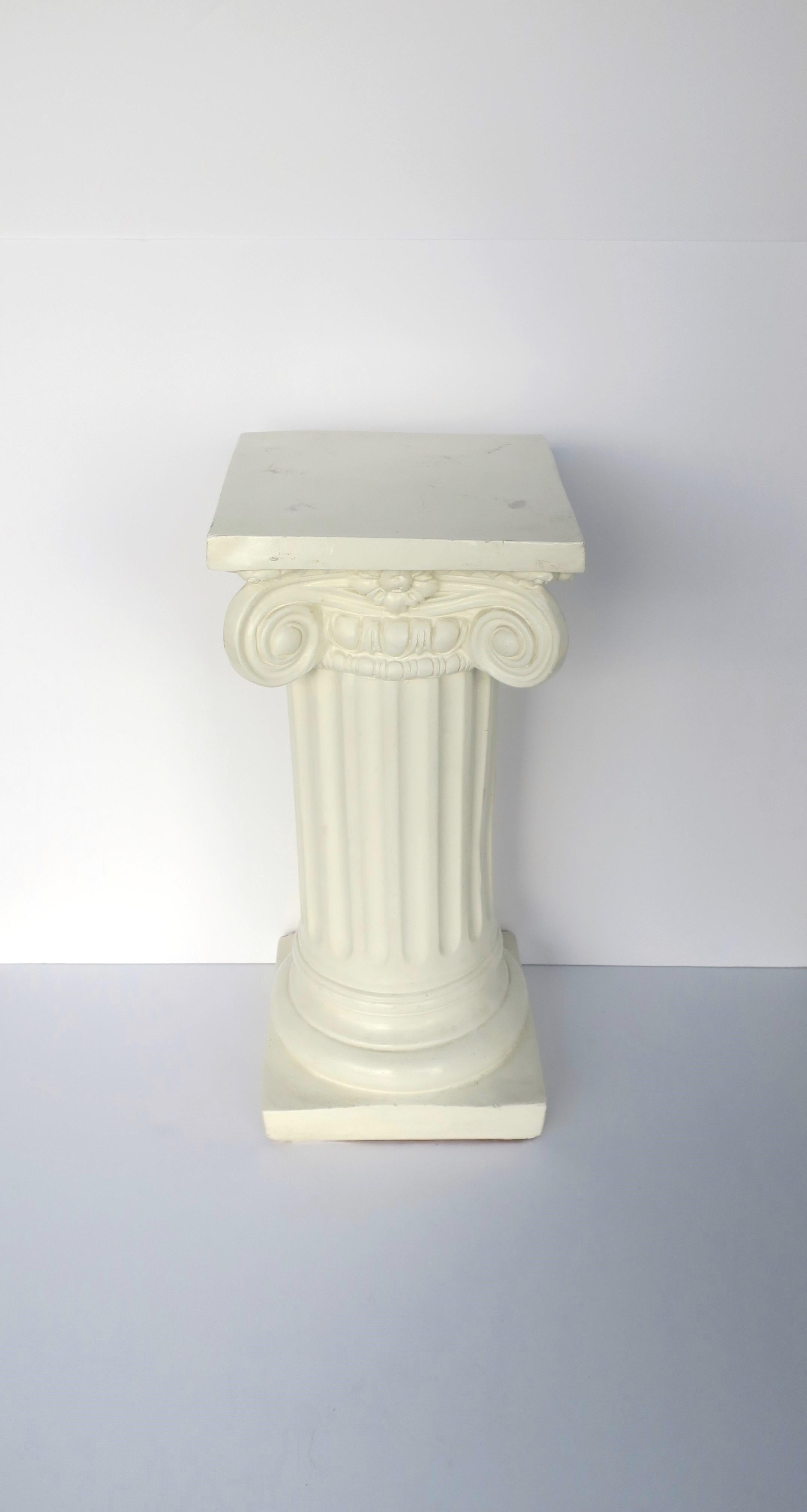 Colonne Pedestal Pilier Stand en plâtre de style néoclassique gréco-ionique Bon état - En vente à New York, NY