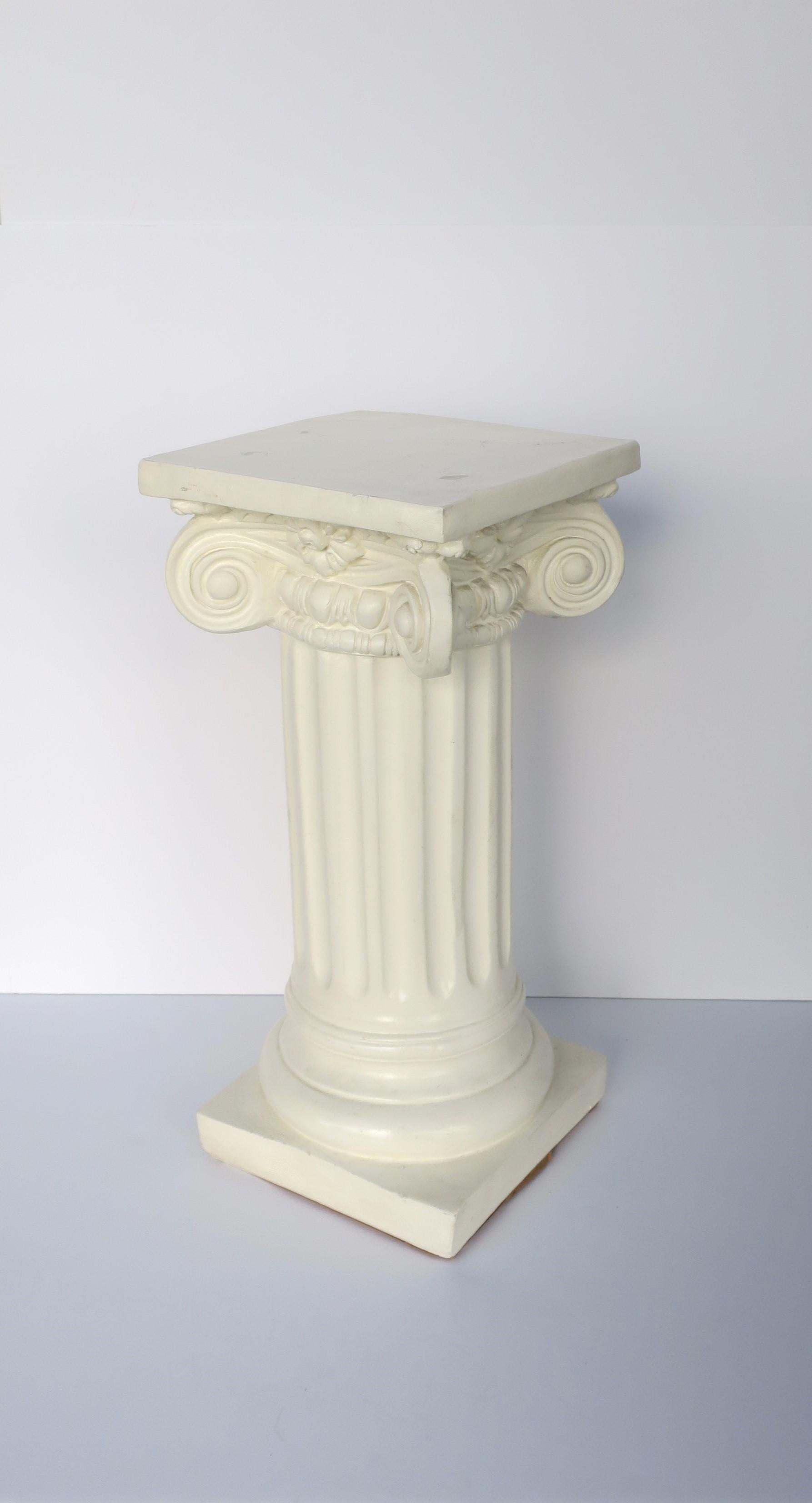20ième siècle Colonne Pedestal Pilier Stand en plâtre de style néoclassique gréco-ionique en vente