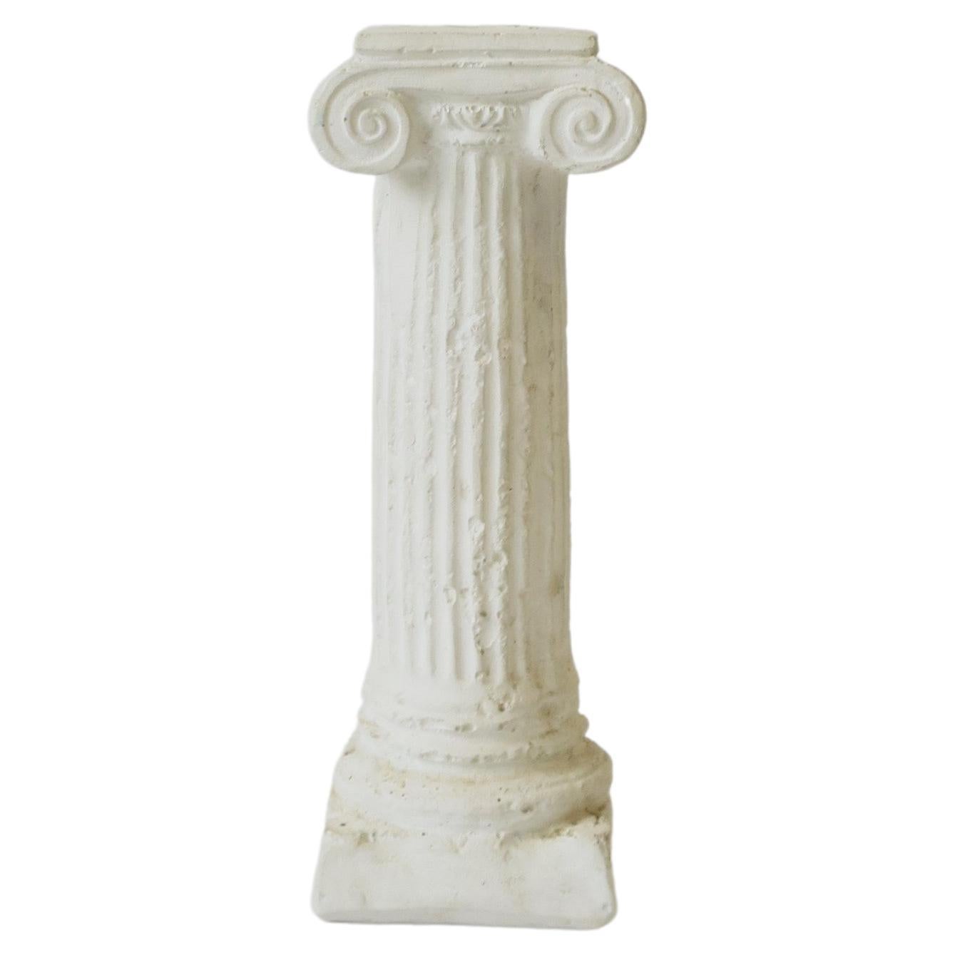Säulenförmiger weißer Gips-Kerzenständer im neoklassischen Stil, 1980er Jahre