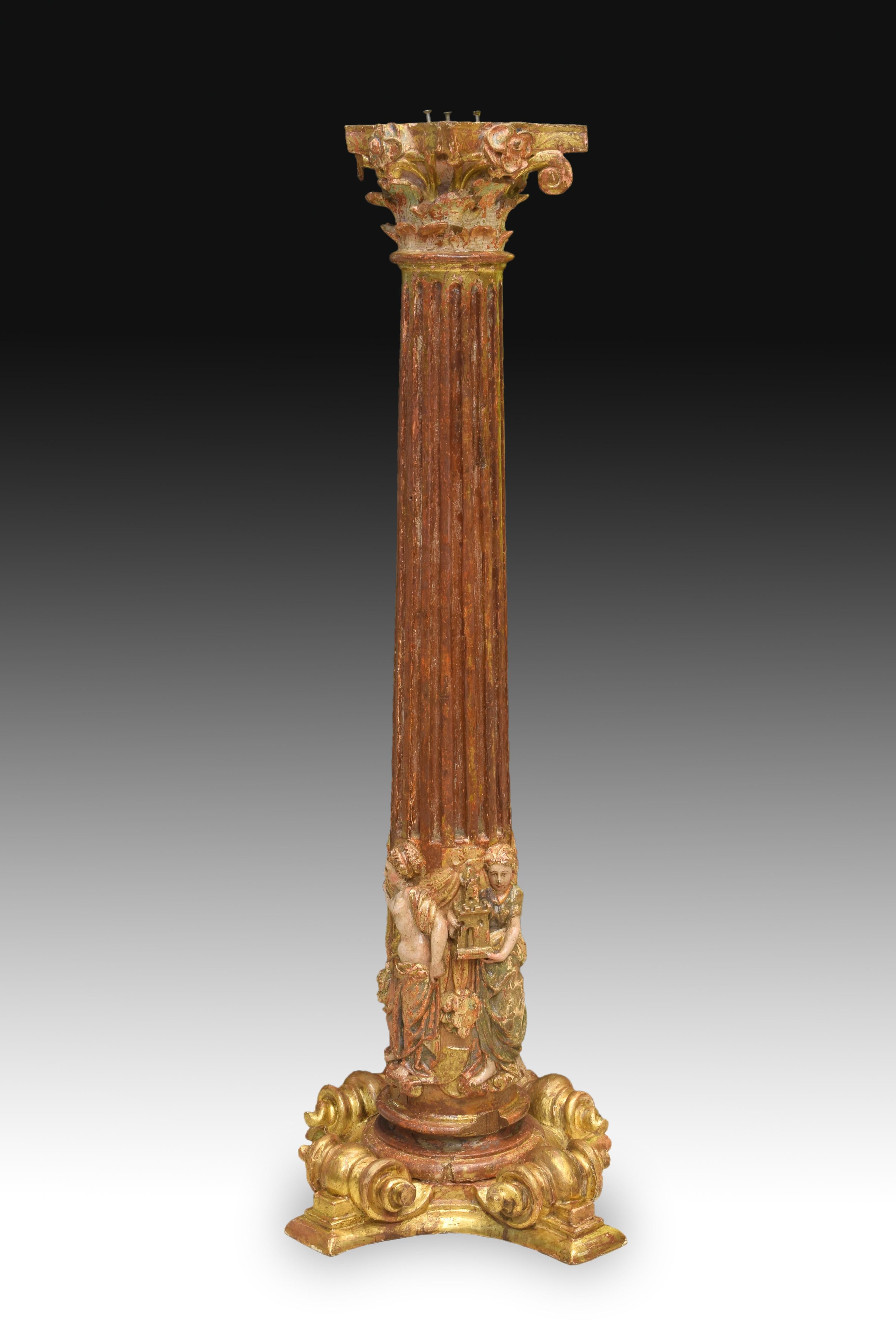 Colonna in legno intagliato e policromo che presenta un capitello che ricorda l'ordine classico (volute, foglie d'acanto a livelli), una serie di modanature che separano il fusto dal resto degli elementi, un fusto scanalato con una zona nella parte