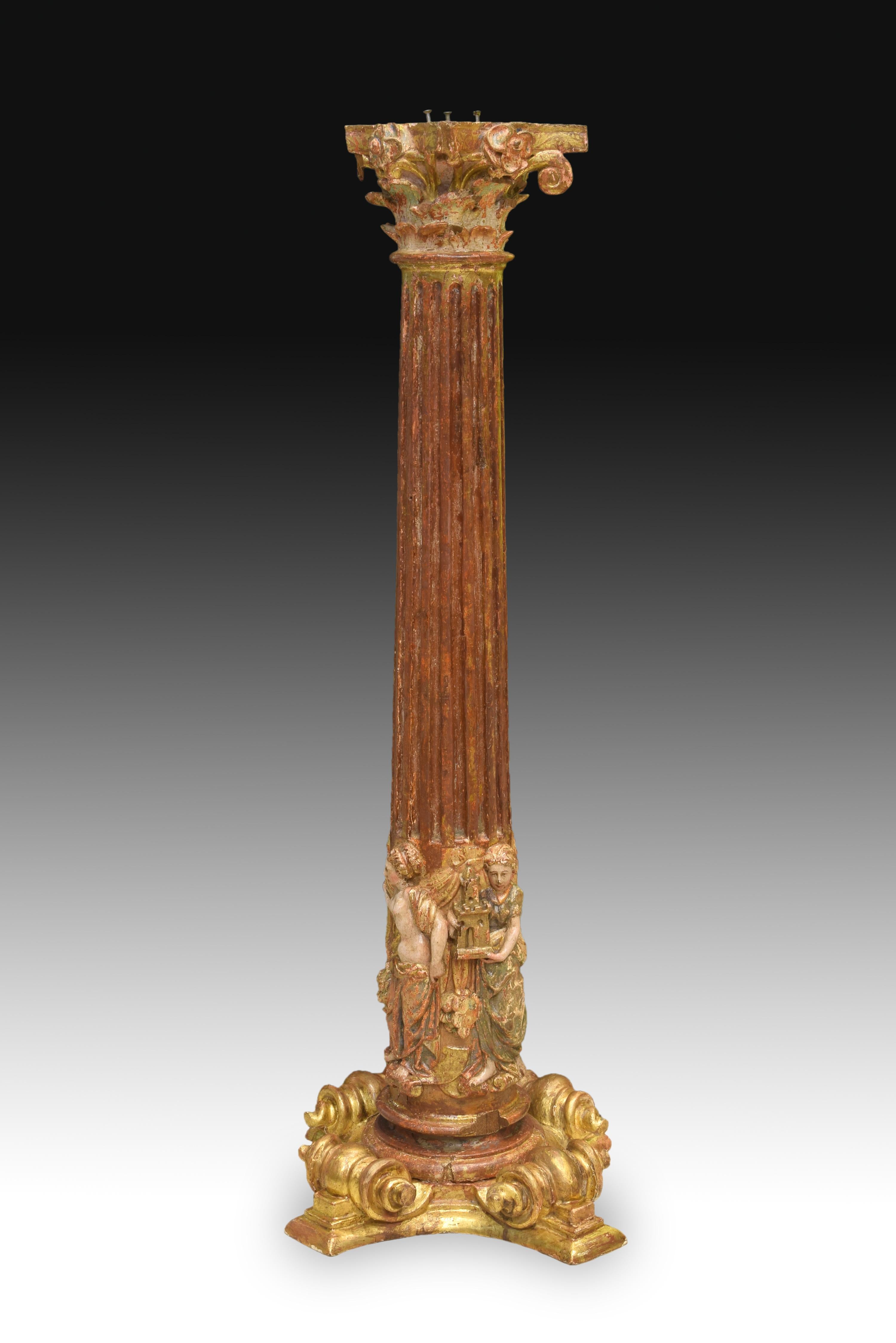 Colonne en bois sculpté et polychrome qui présente un chapiteau rappelant l'ordre classique (volutes, feuilles d'acanthe en niveaux), une série de moulures séparant le fût du reste des éléments, un fût cannelé avec une zone dans la partie inférieure