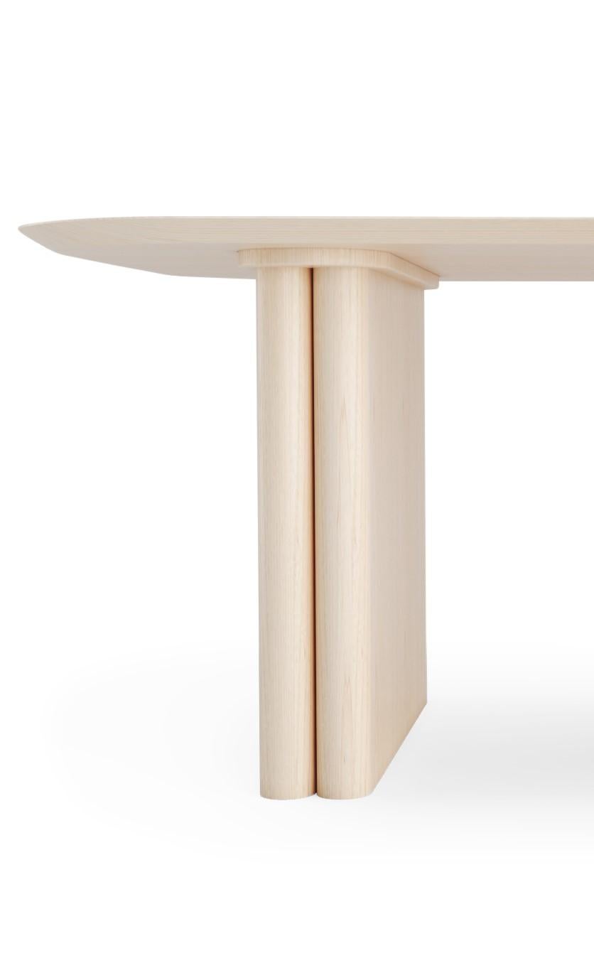 Dieser geräumige Tisch ruht auf zwei Säulen, die jeweils durch die sanften Kurven umgekehrter Flöten geformt sind und ein offenes, einladendes Tor darstellen.

Erhältlich in 3 Farbvarianten.

Der Architekt CARLOS MEZA hat einen Bachelor-Abschluss