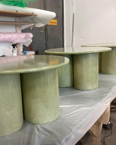 Mesa de centro redonda con columna en verde crudo, hecha a mano por VAVA Objects