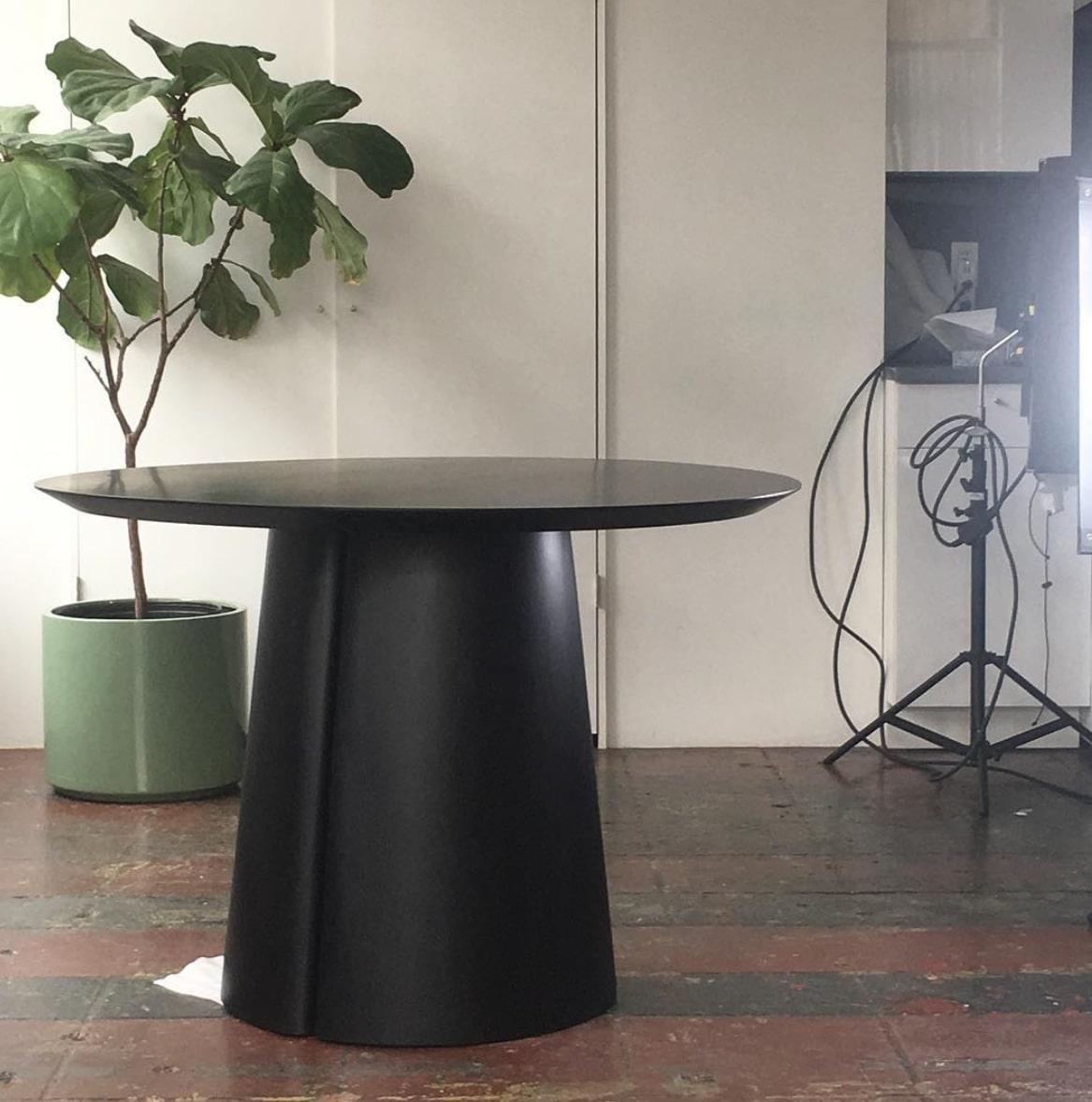 Mesa de desayuno redonda con columna contemporánea Madera de fresno negro by Black Table Studio Estadounidense en venta