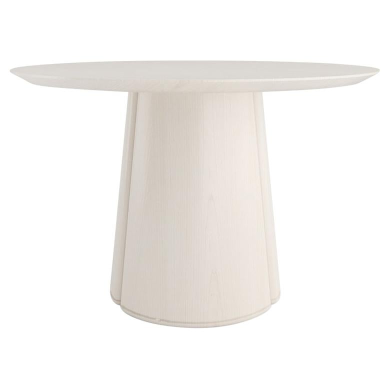 Table ronde à colonnes par Black Table Studio, érable, représentée par Tuleste Factory en vente