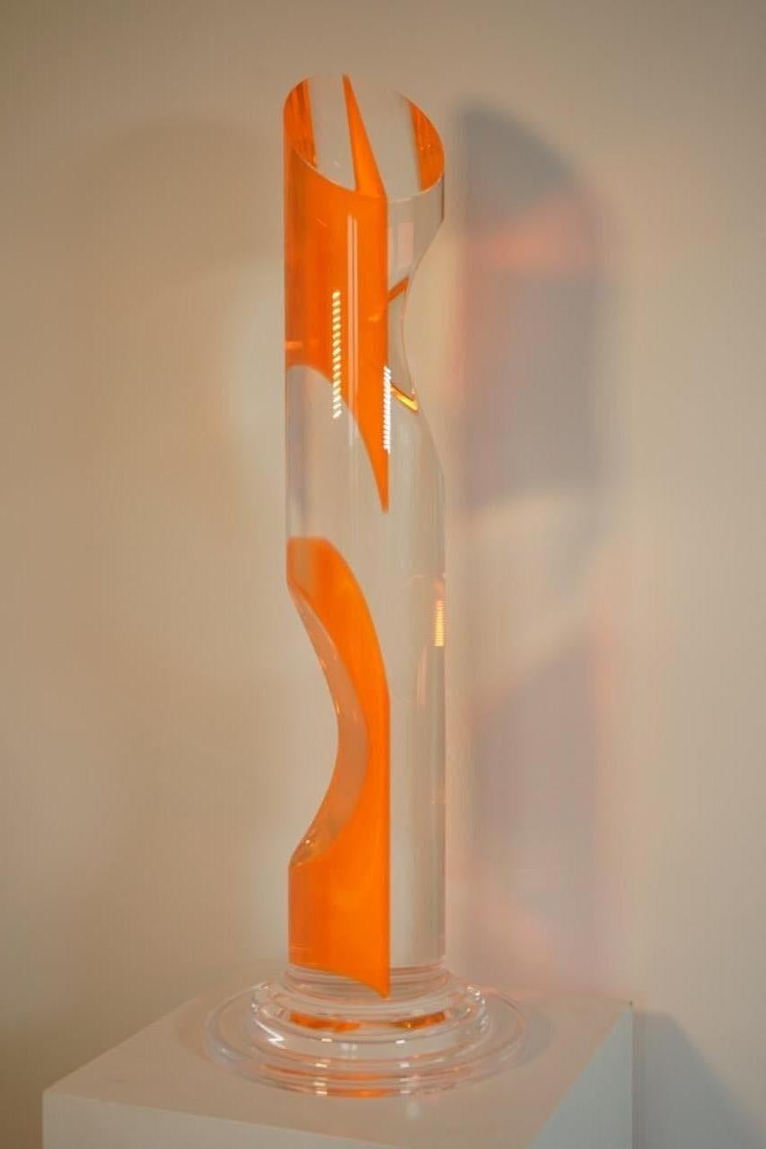 Sculpture en plexiglas transparent et orange.
Taille de la base : Diamètre 36 cm.
 