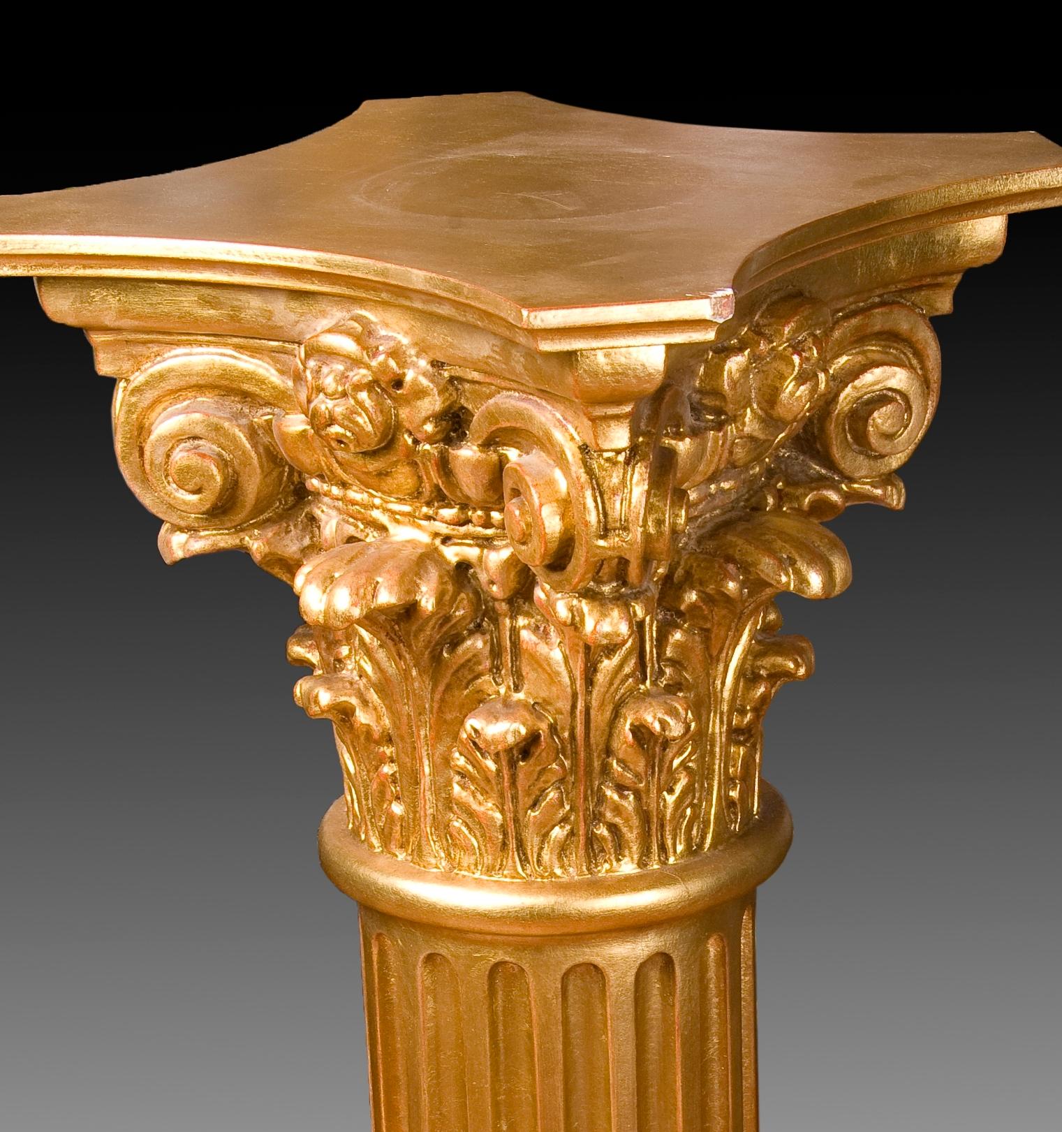 Column-shaped base. Gilded wood. Twentieth century.
 Carved and gilded wooden base composed of a square base, a column base with smooth moldings, a fluted shaft and a Corinthian capital with acanthus leaves, a decorative element between the