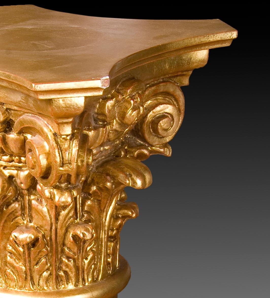 Column-shaped base. Gilded wood. 20th century. In Good Condition For Sale In Madrid, ES